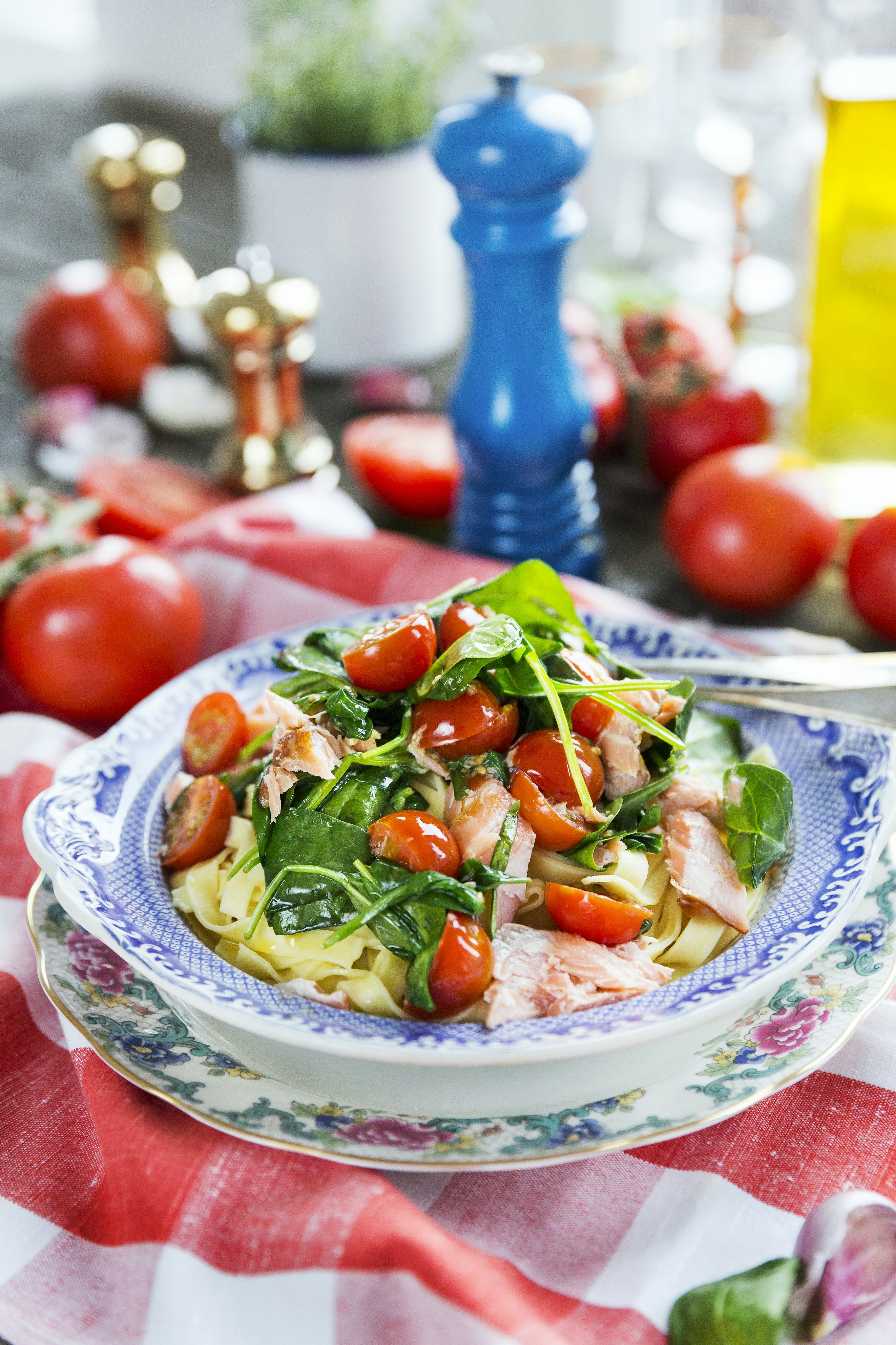 Laxpasta med färsk spenat