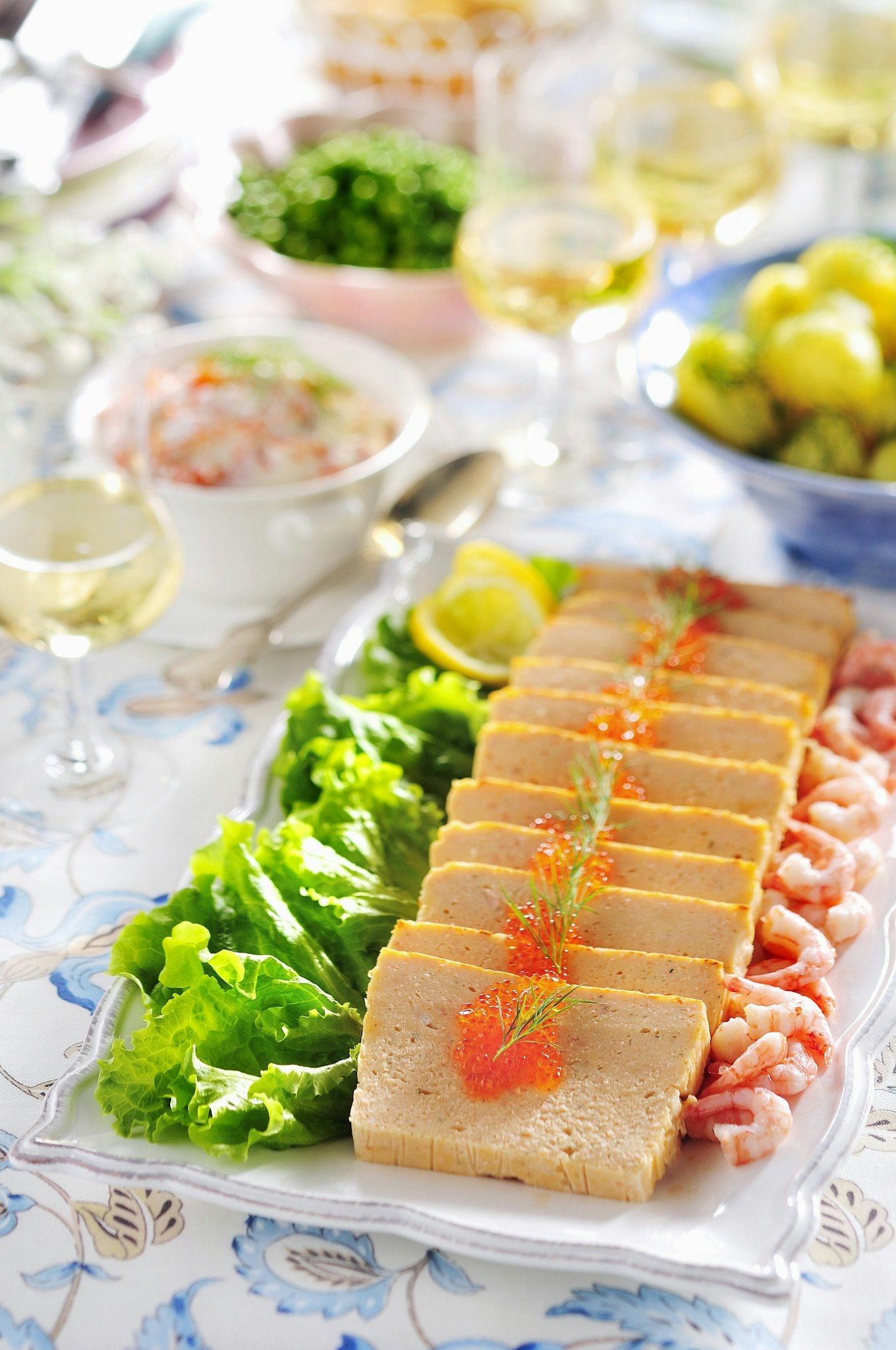 Laxpaté med romsås och räkor