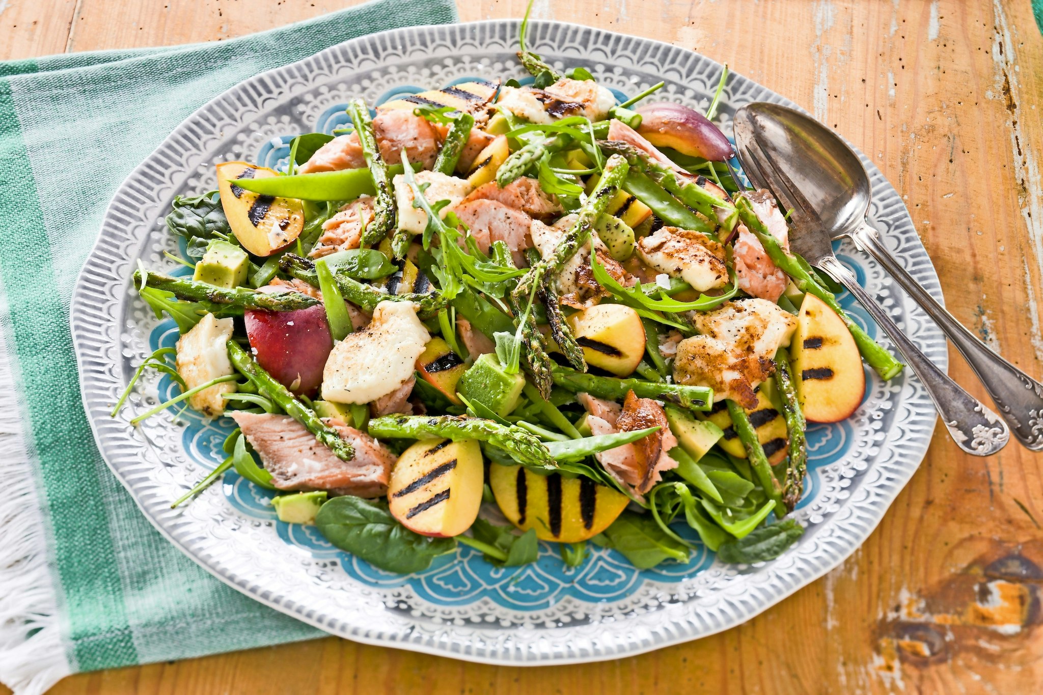Laxsallad med sparris, aprikoser och halloumi