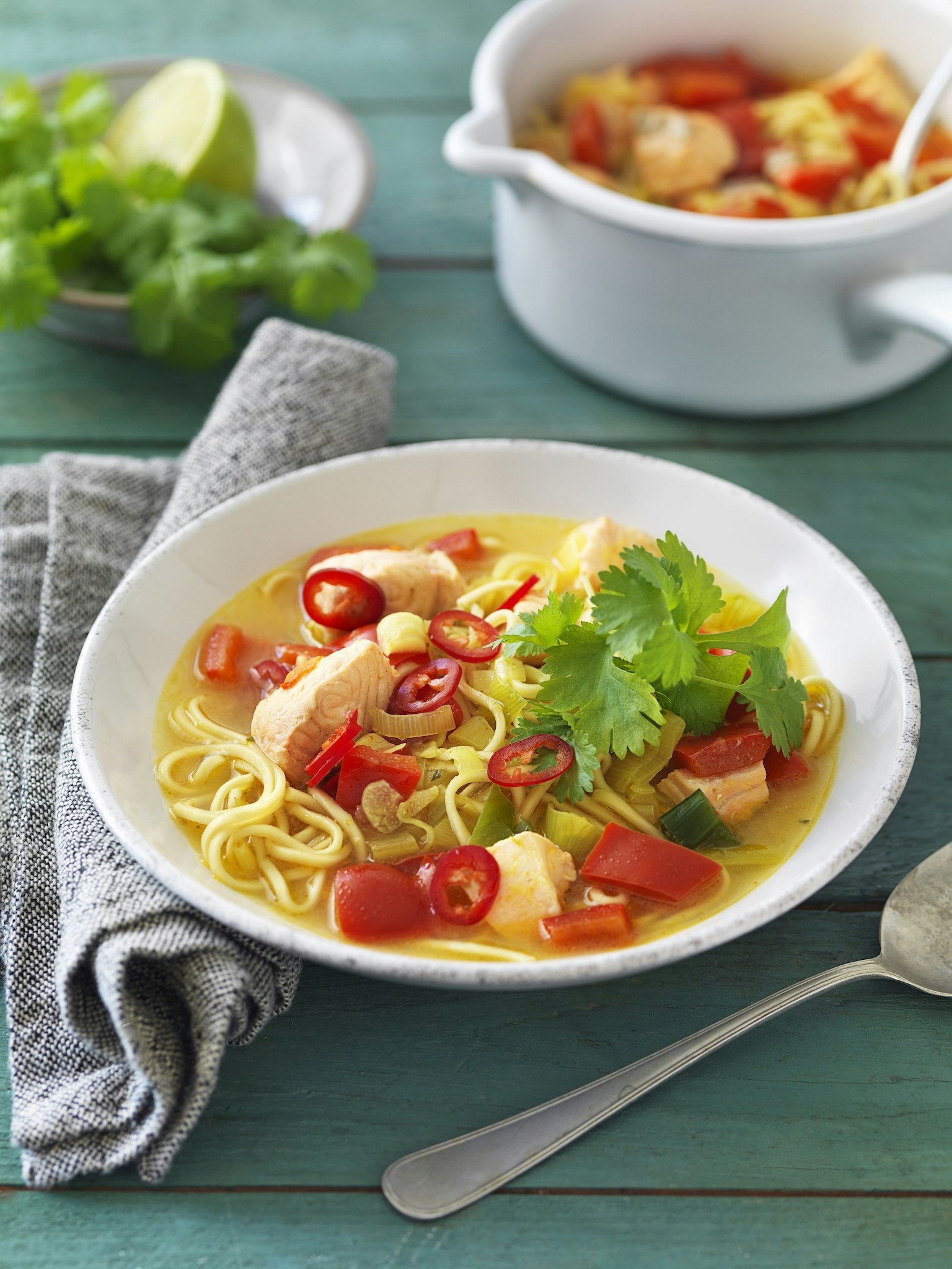 Laxsoppa med curry och äggnudlar