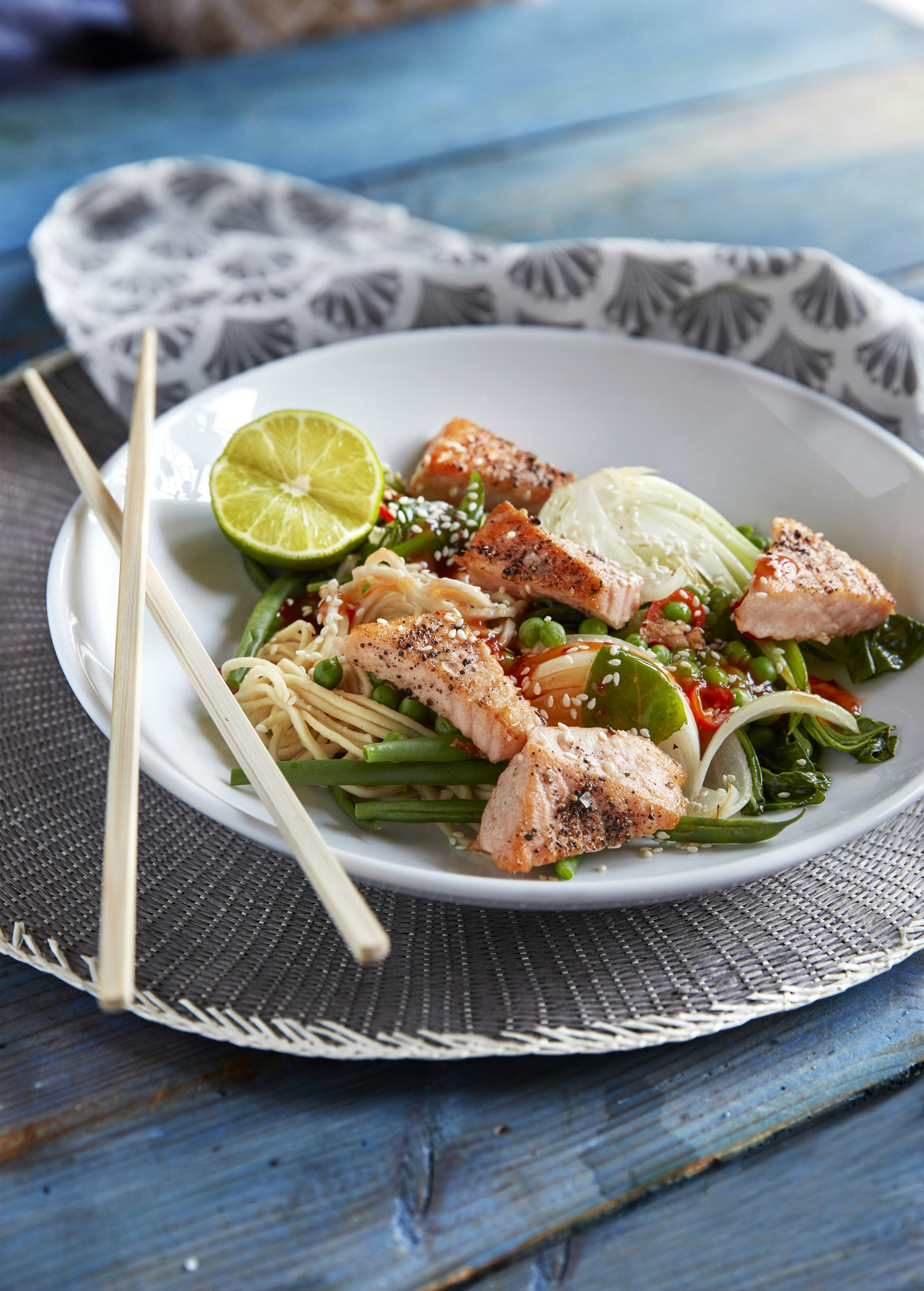 Laxwok med nudlar, grönsaker och sweet chilisås