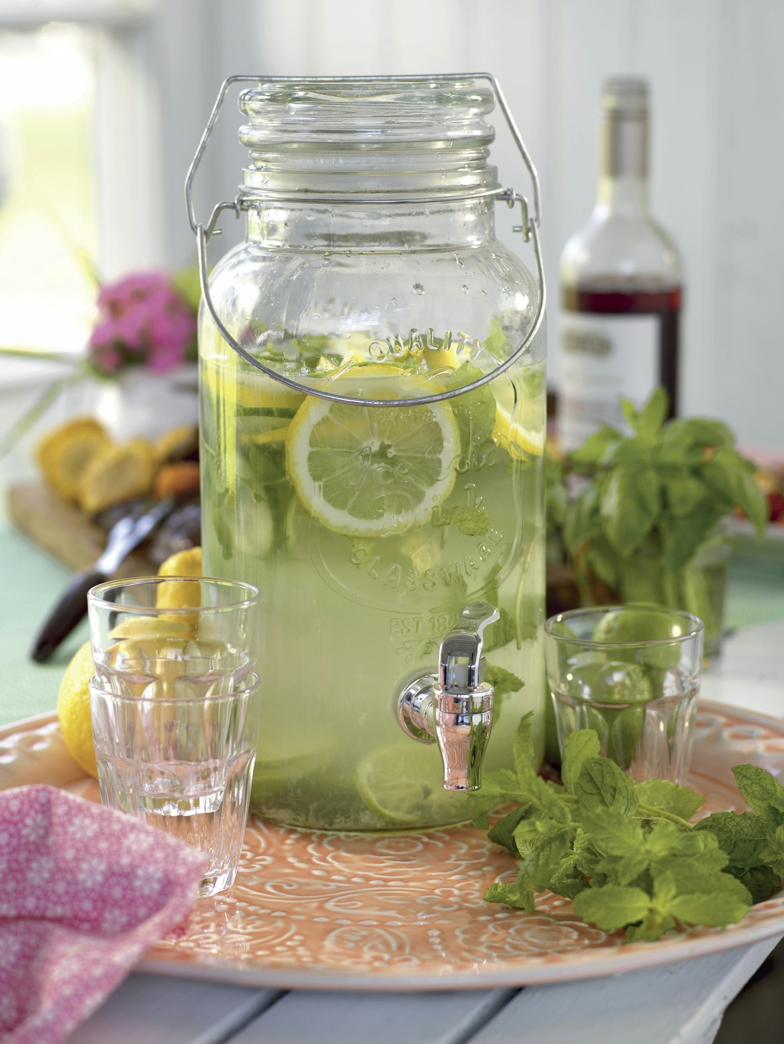 Lemonad med lime, gurka och mynta