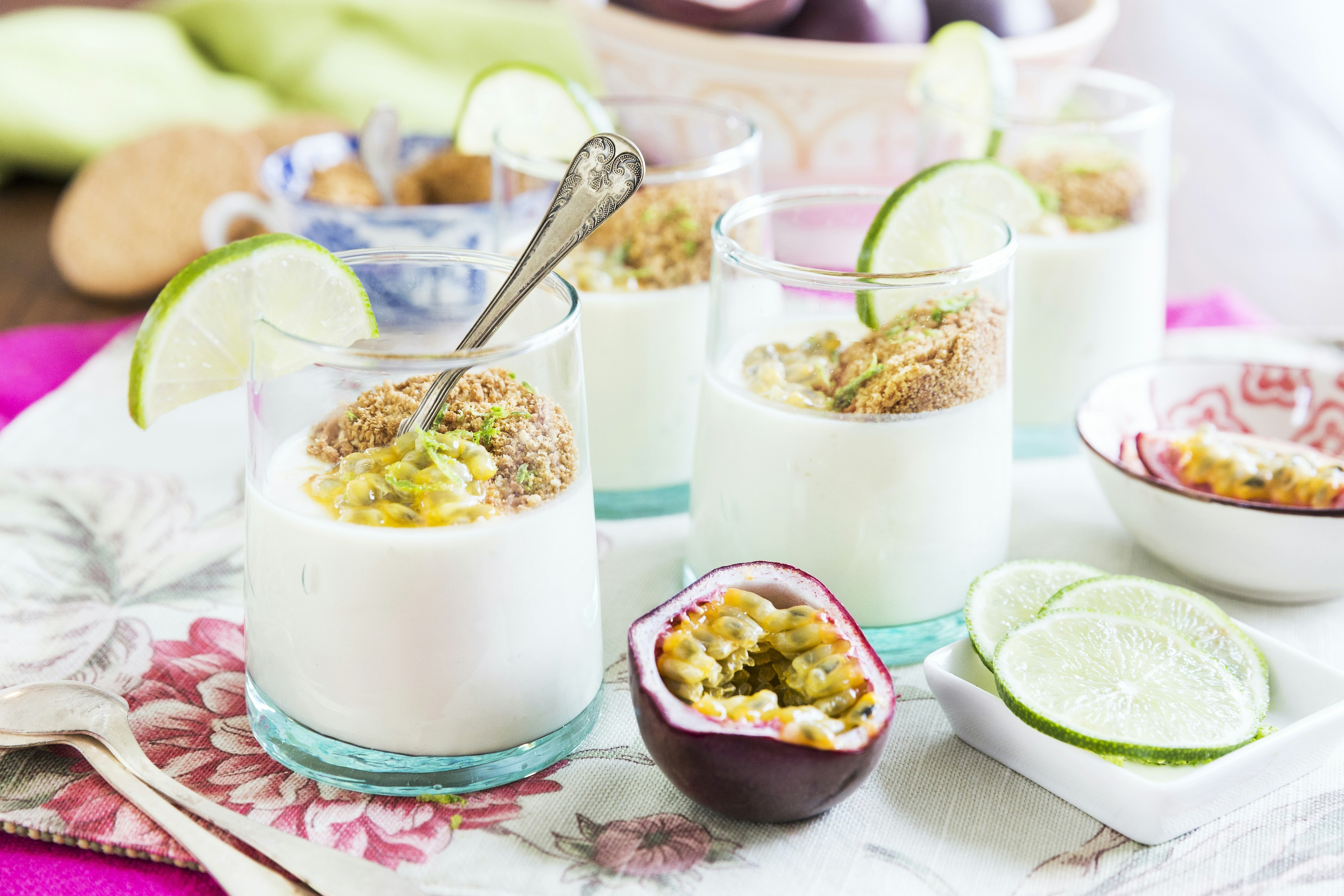 Limepannacotta med digestive och passionsfrukt