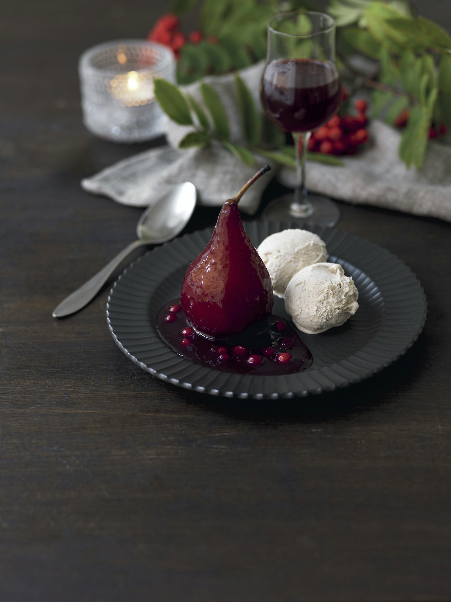 Lingon- och portvinspäron med kanelglass