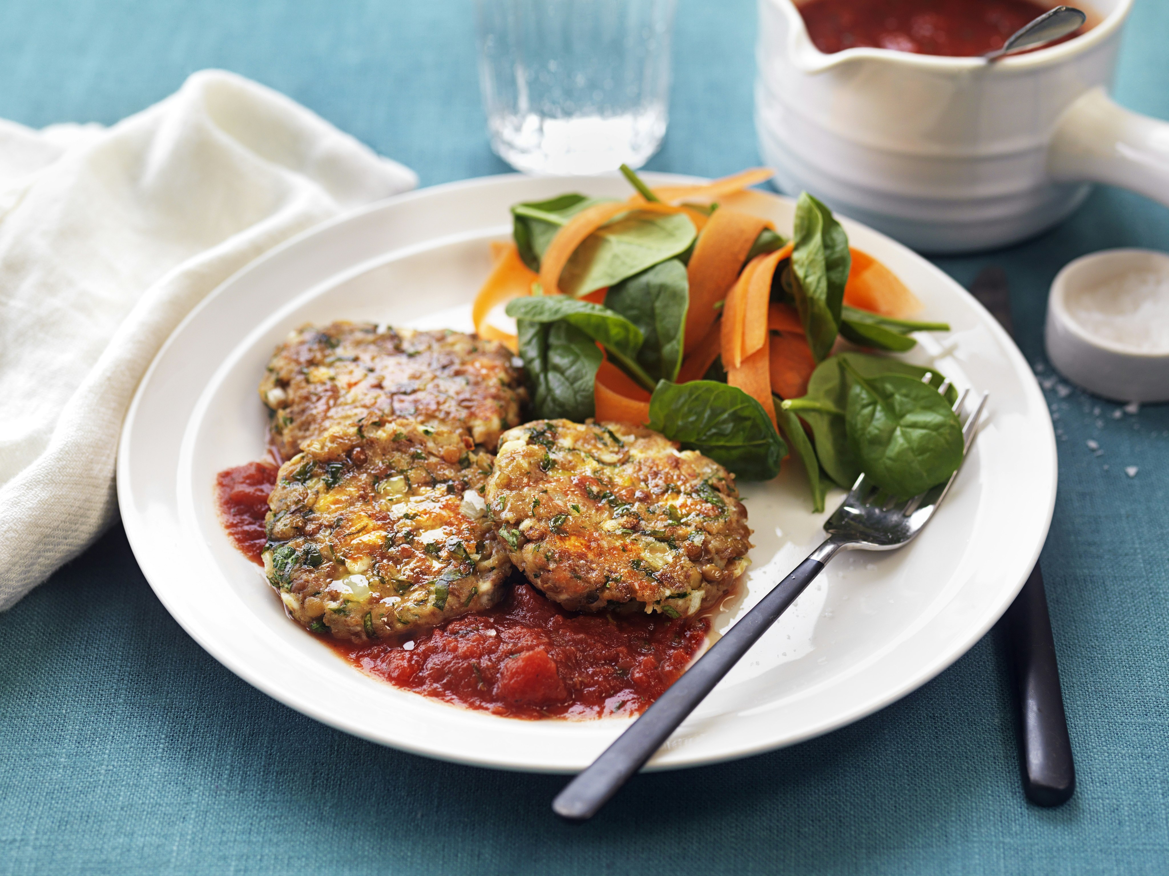 Lins- och fetaostbiffar med tomatsås