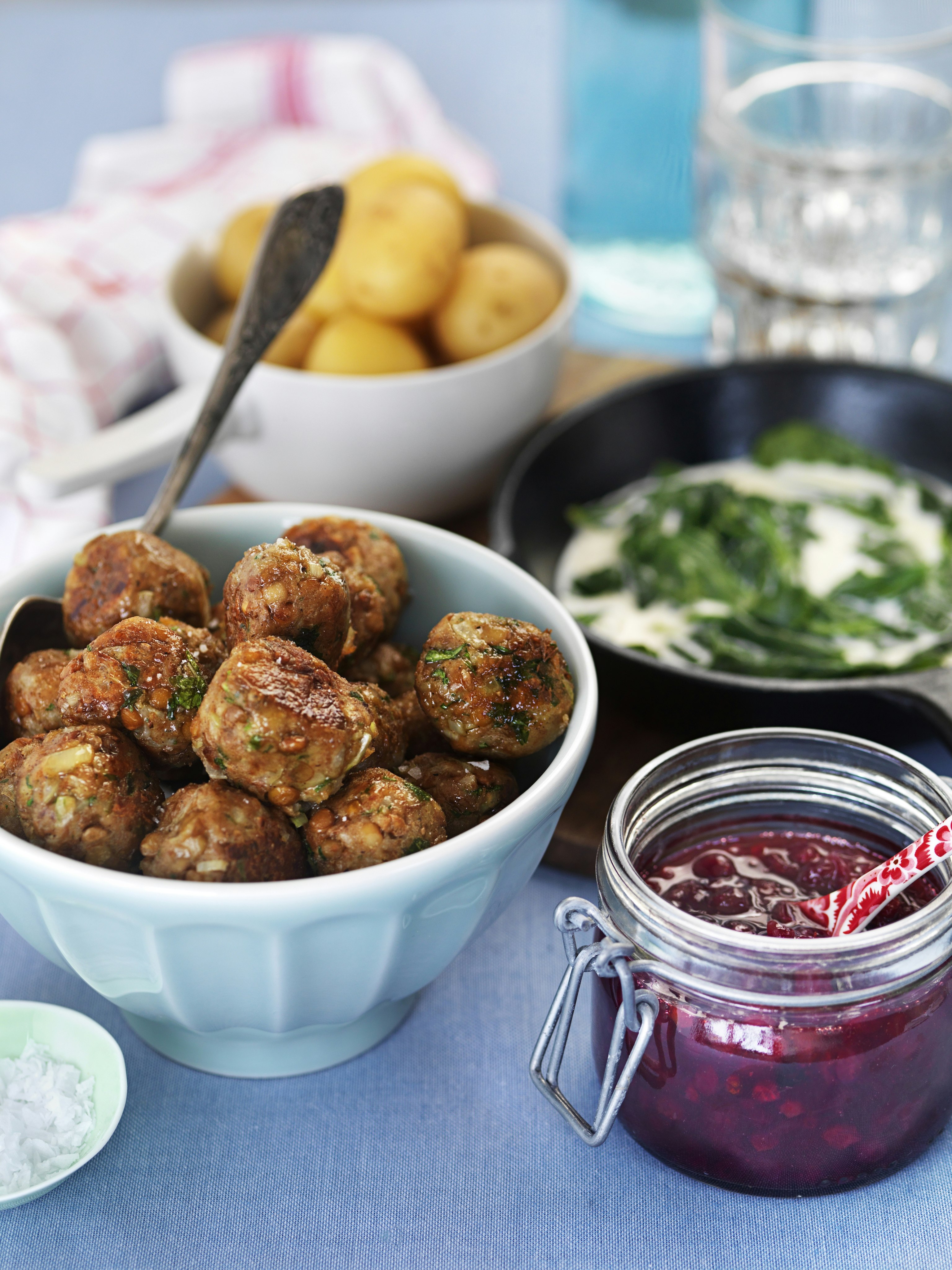 Linsbollar med gräddkokt spenat