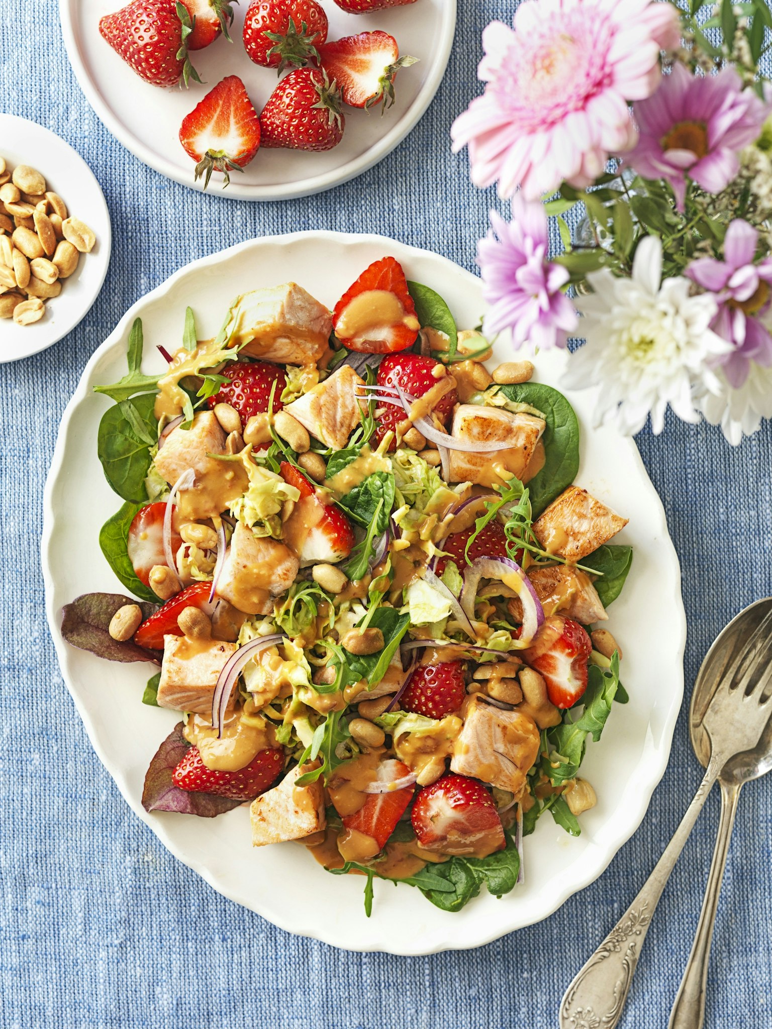 Ljummen laxsallad med jordnötsdressing