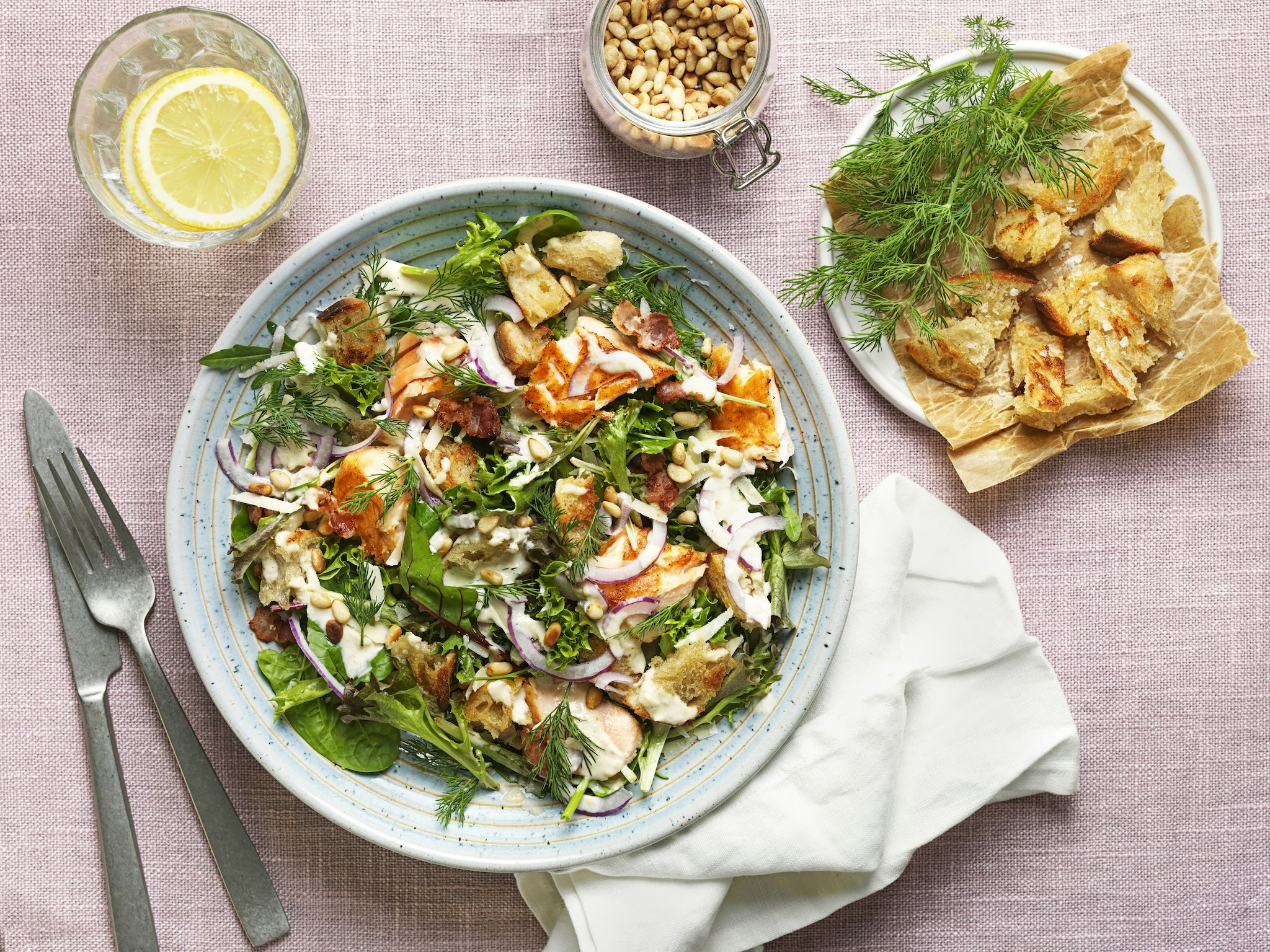 Ljummen sallad med lax, bacon och krutonger