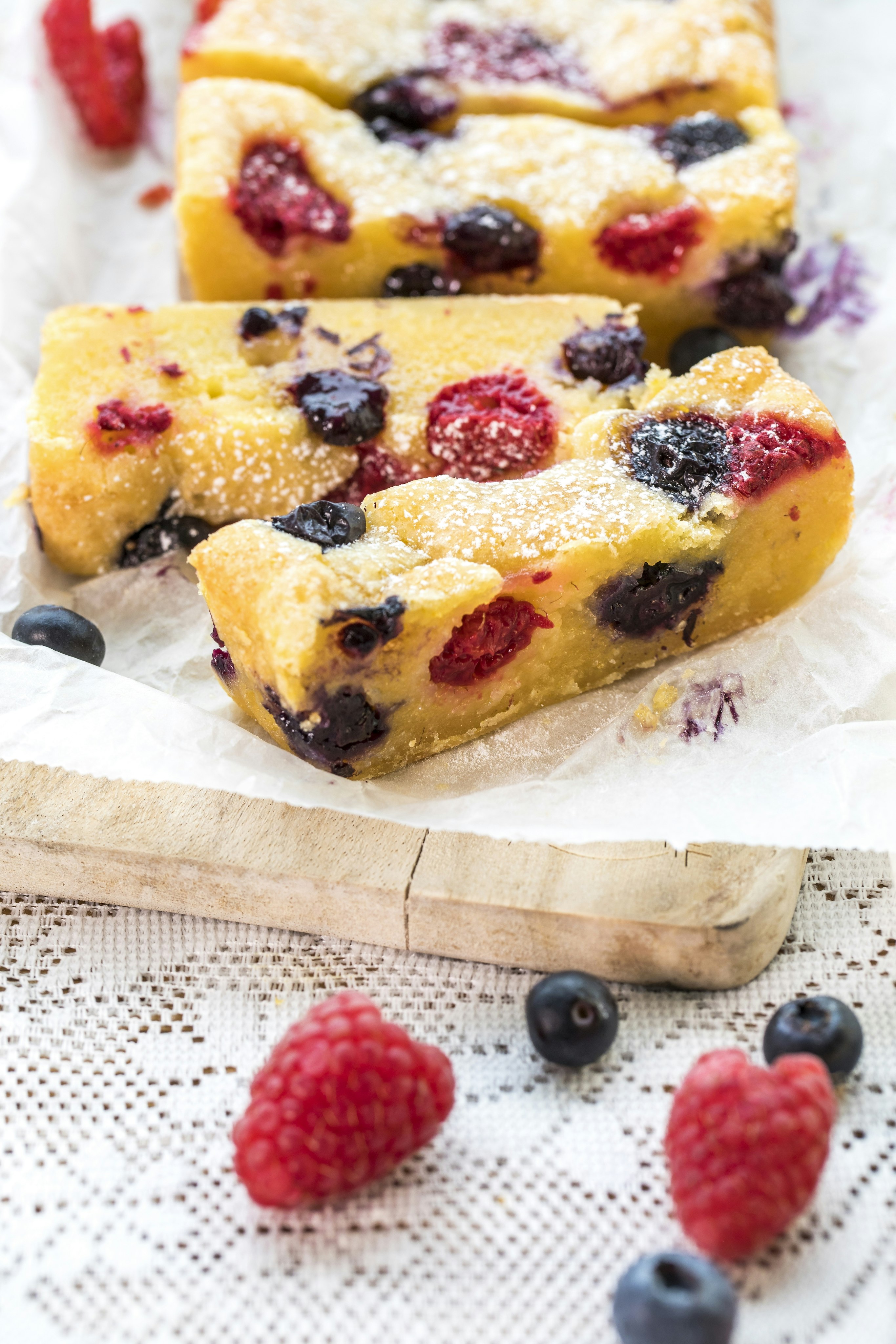 Ljus kladdkaka med hallon och blåbär