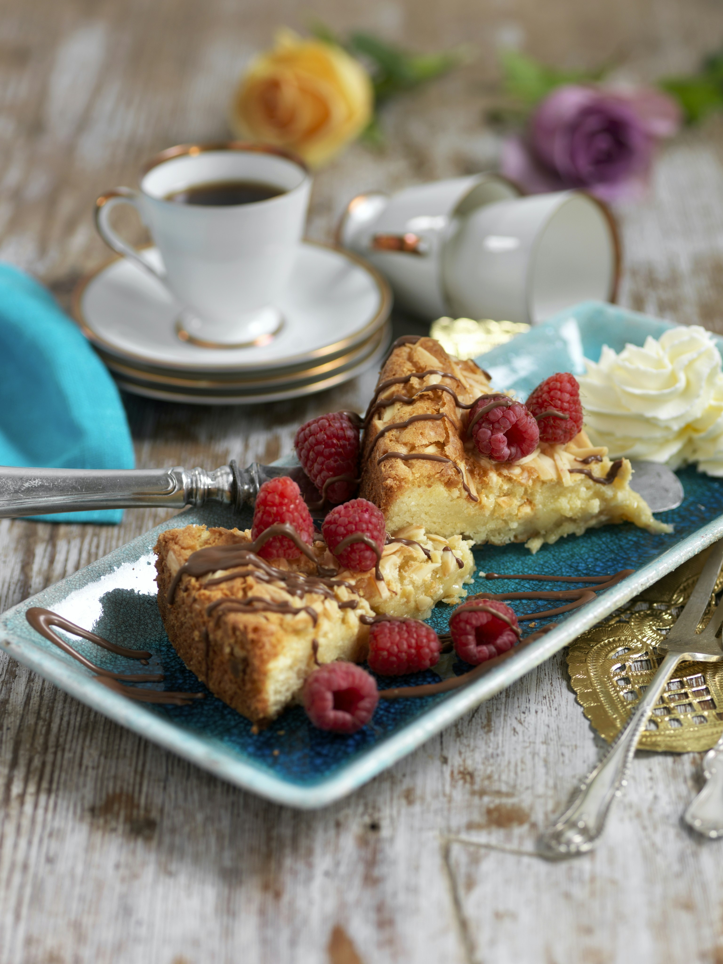 Vit kladdkaka med mandelmassa och hallon