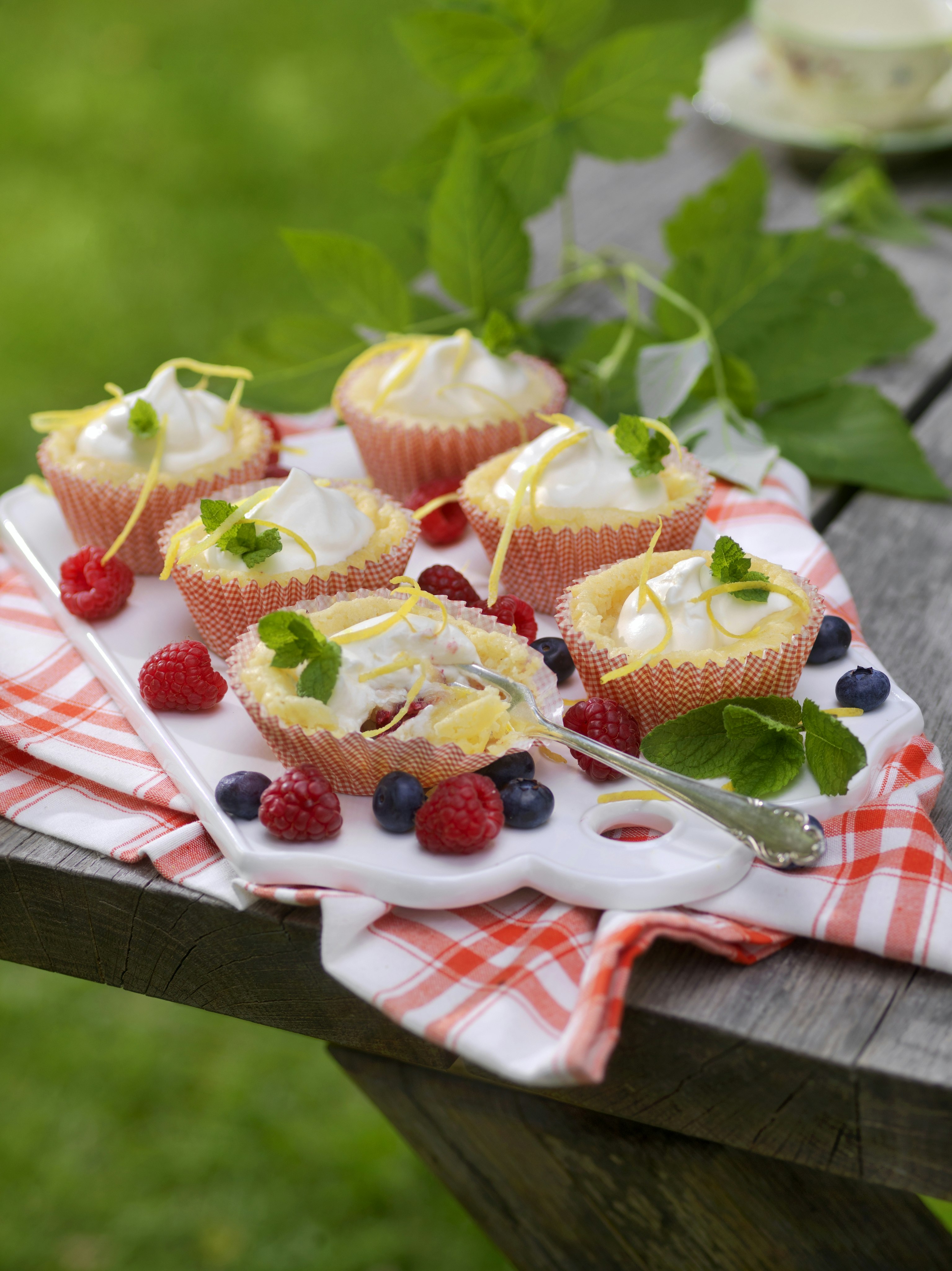 Ljusa kladdkakemuffins med hallon