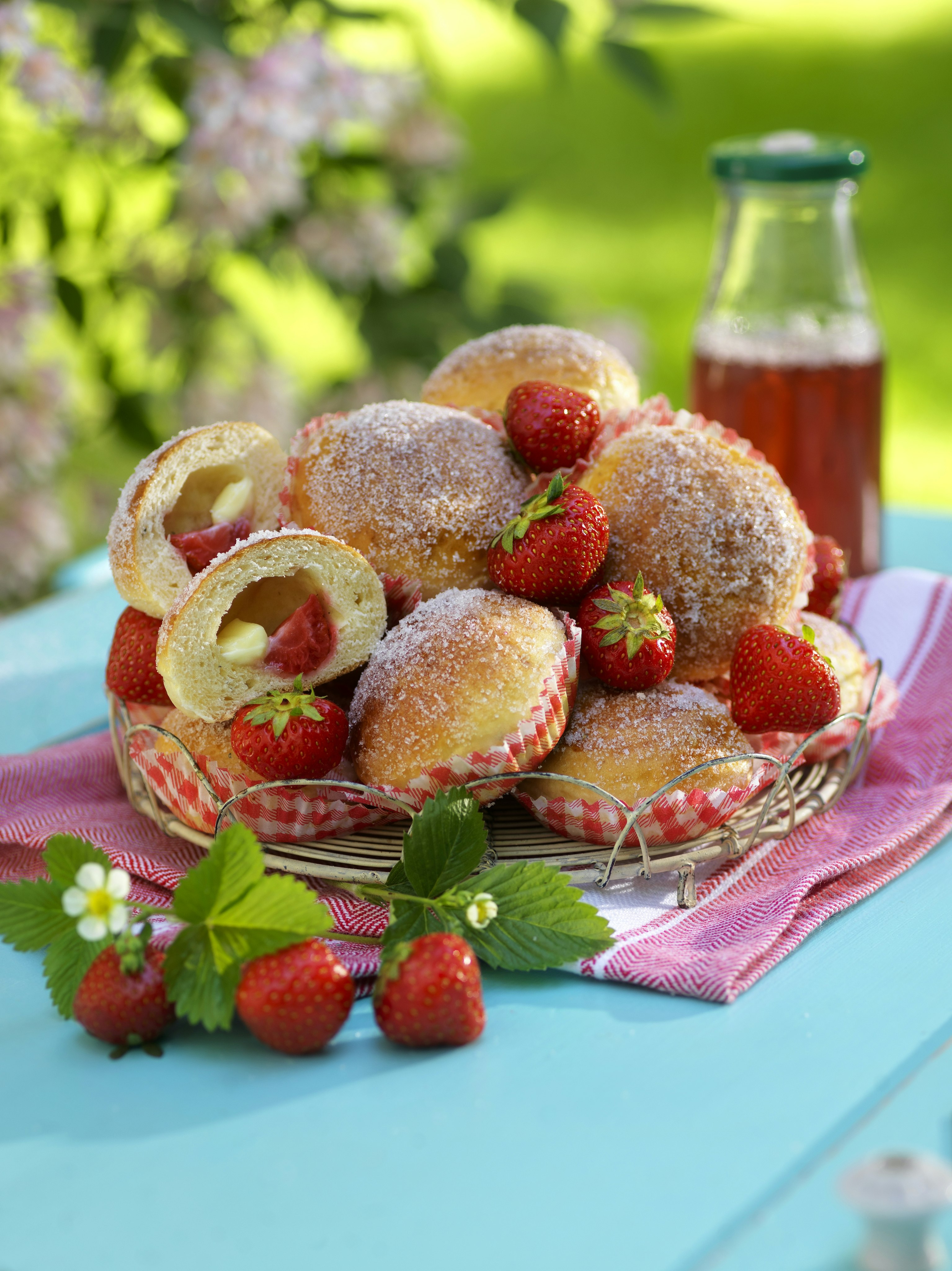 Ljuvliga jordgubbsbullar med vit choklad