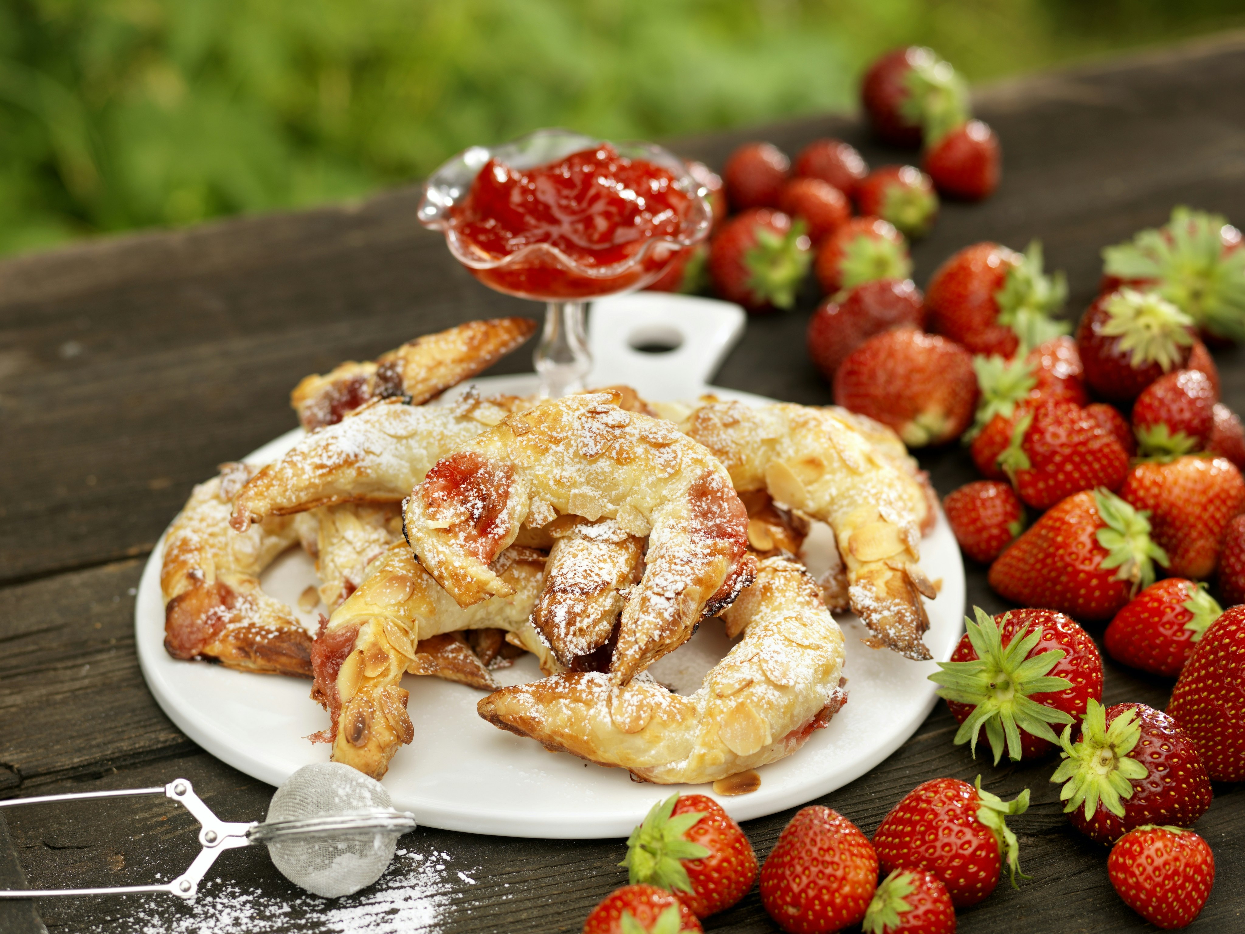 Ljuvliga smördegsgifflar med jordgubbssylt