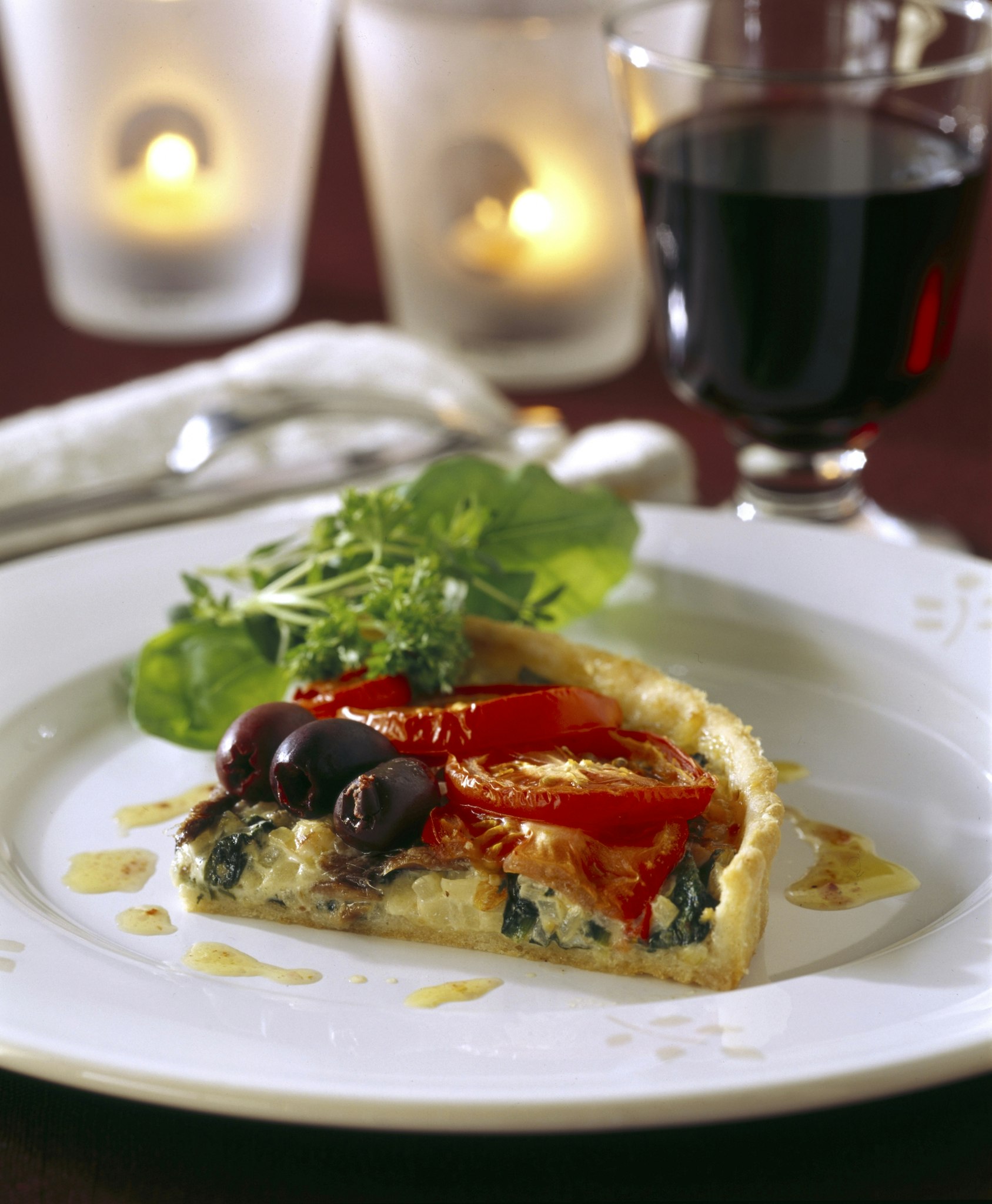 Lökpaj med sardeller och tomat