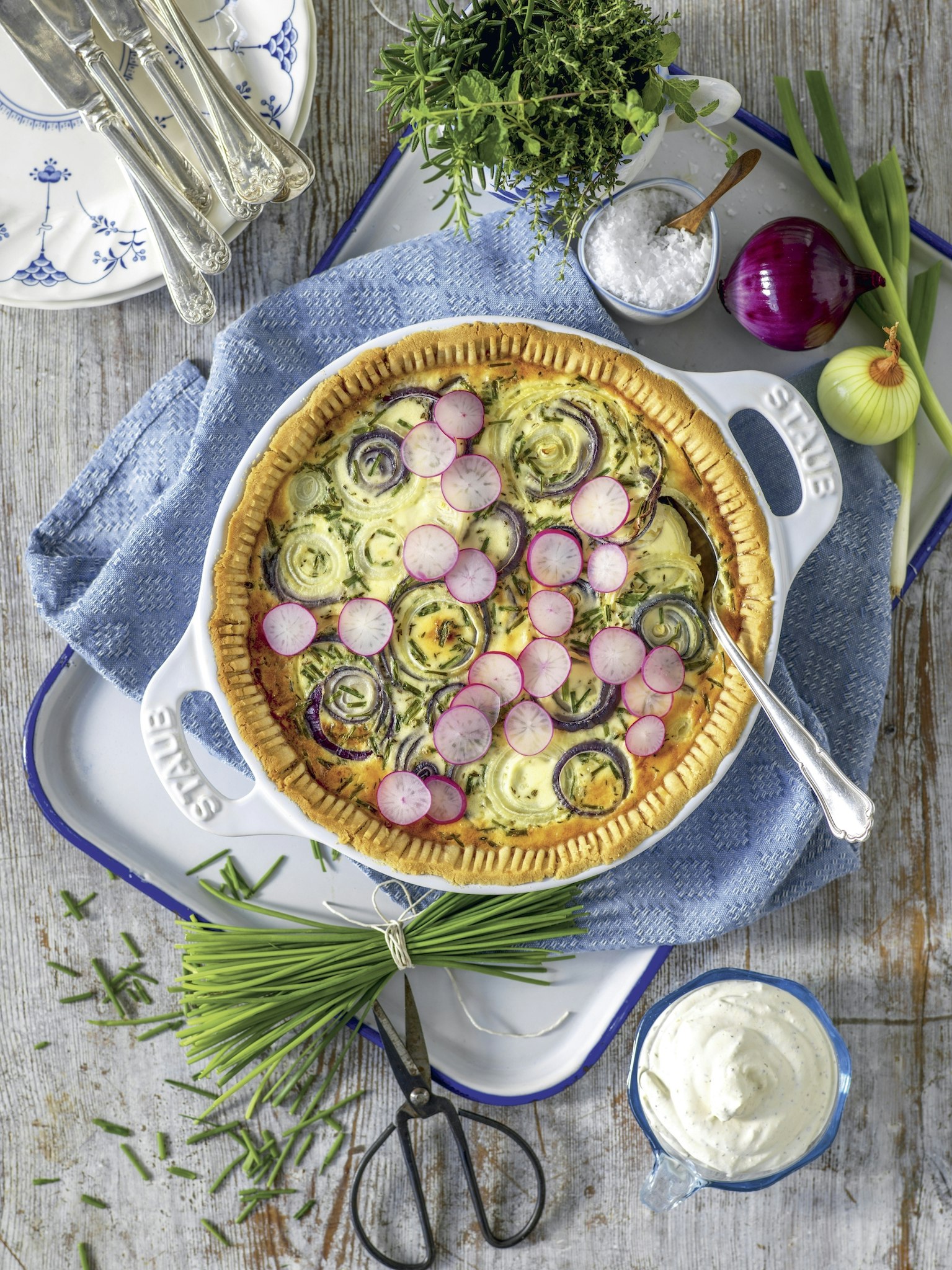 Lökpaj med västerbottensost och senapsfluff