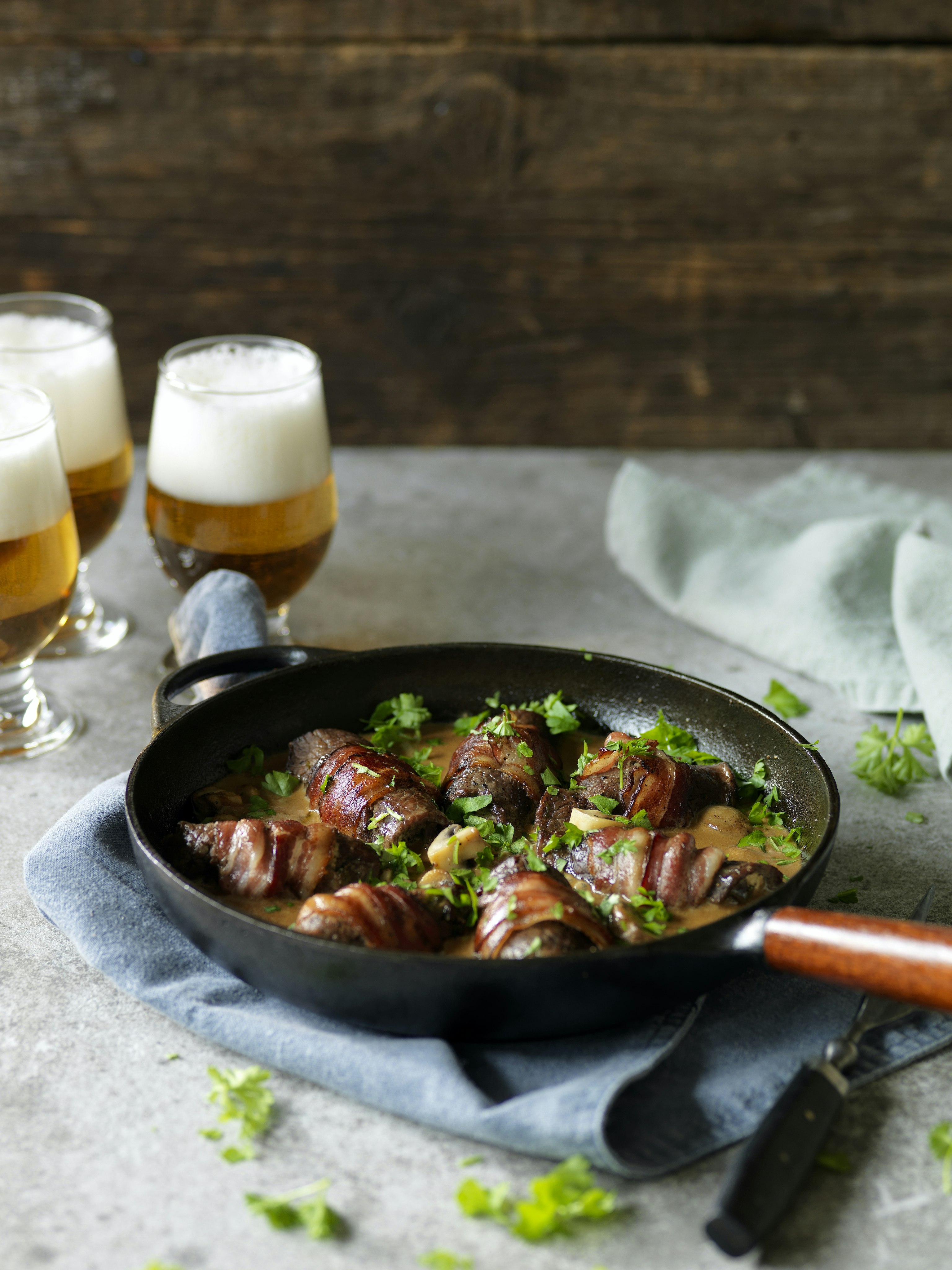 Lövbiffrulader med bacon i gräddsås