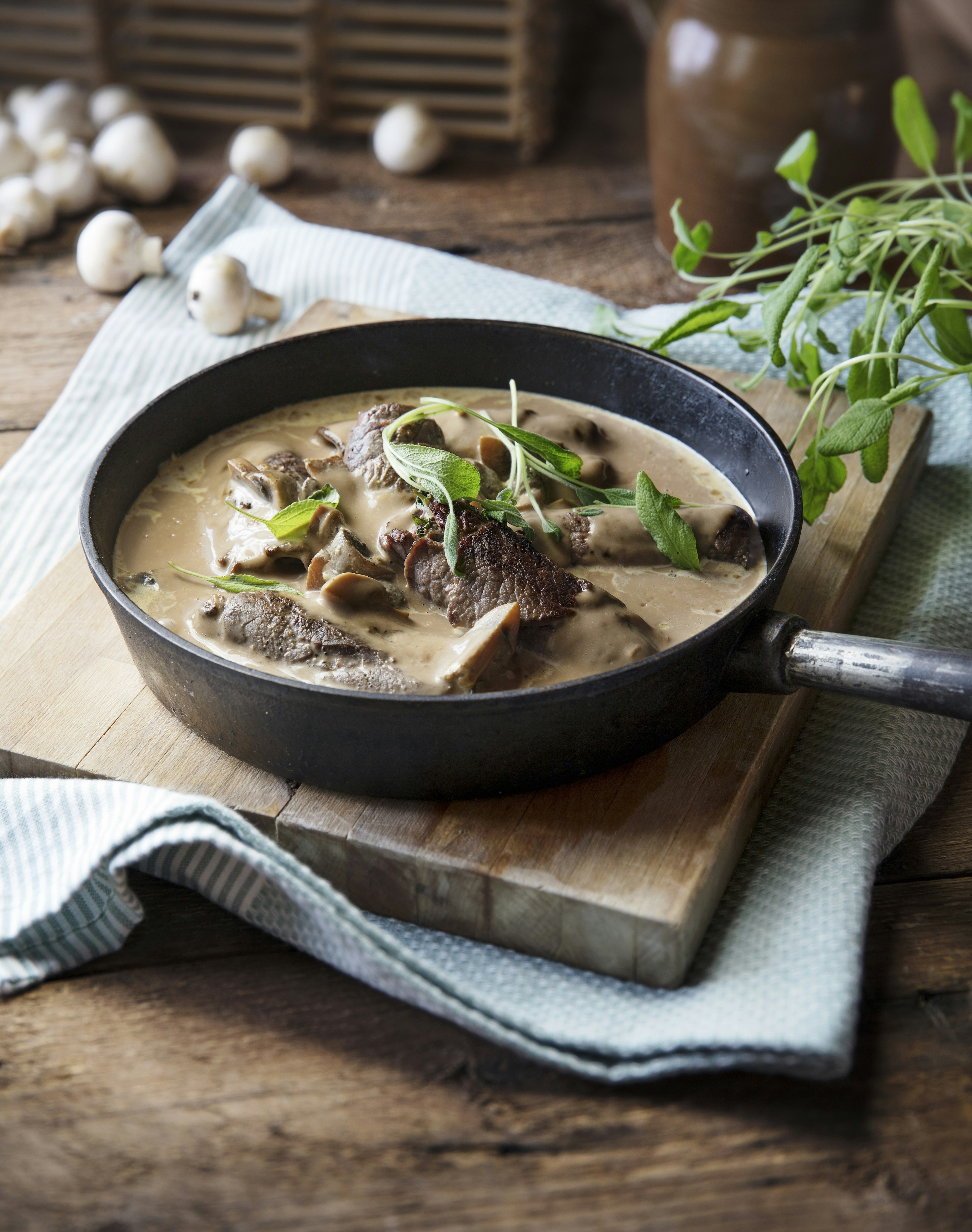 Lövbiffsrulader med lufttorkad skinka och salvia