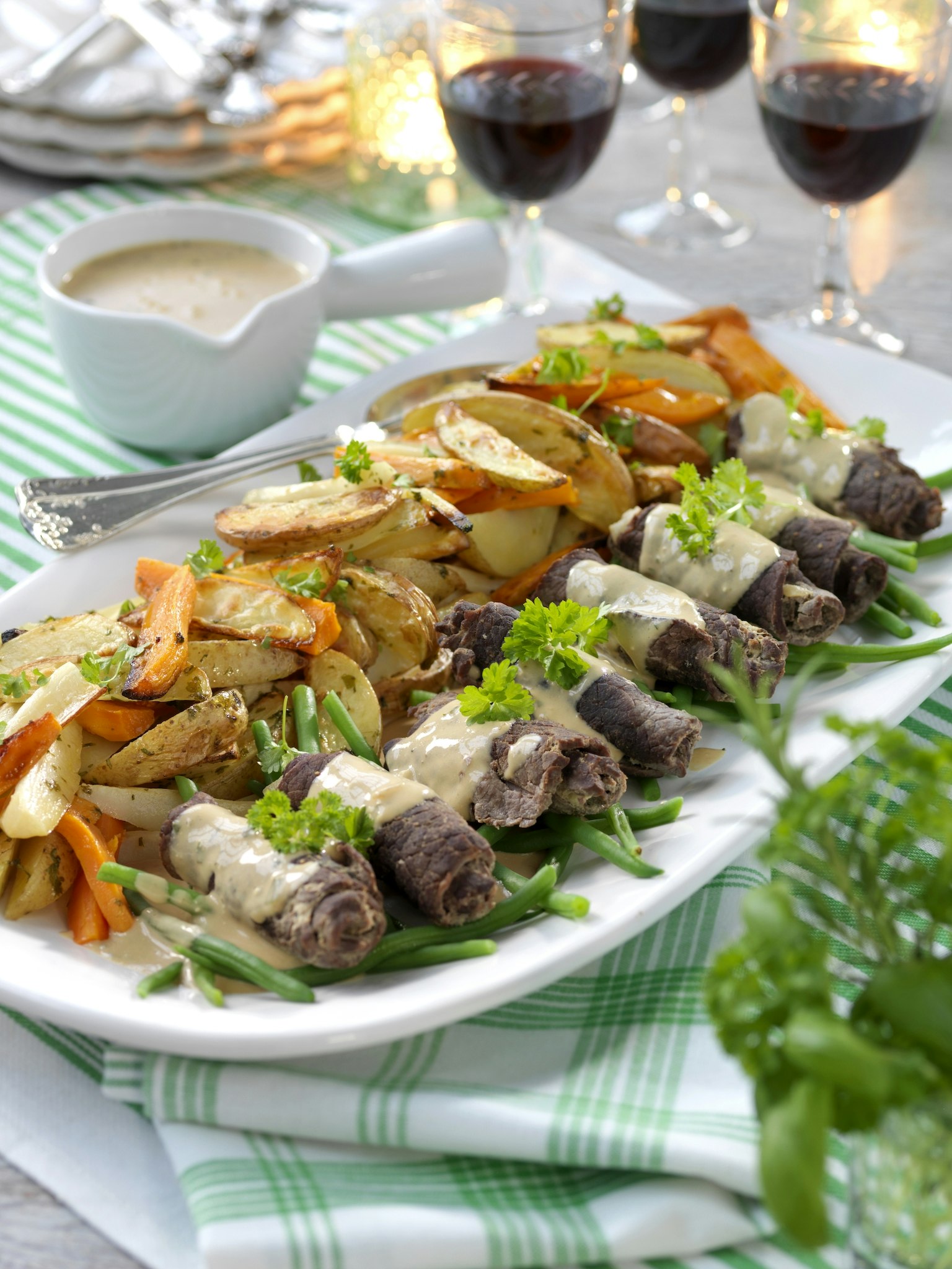 Lövbiffsrullader med päron och ädelost