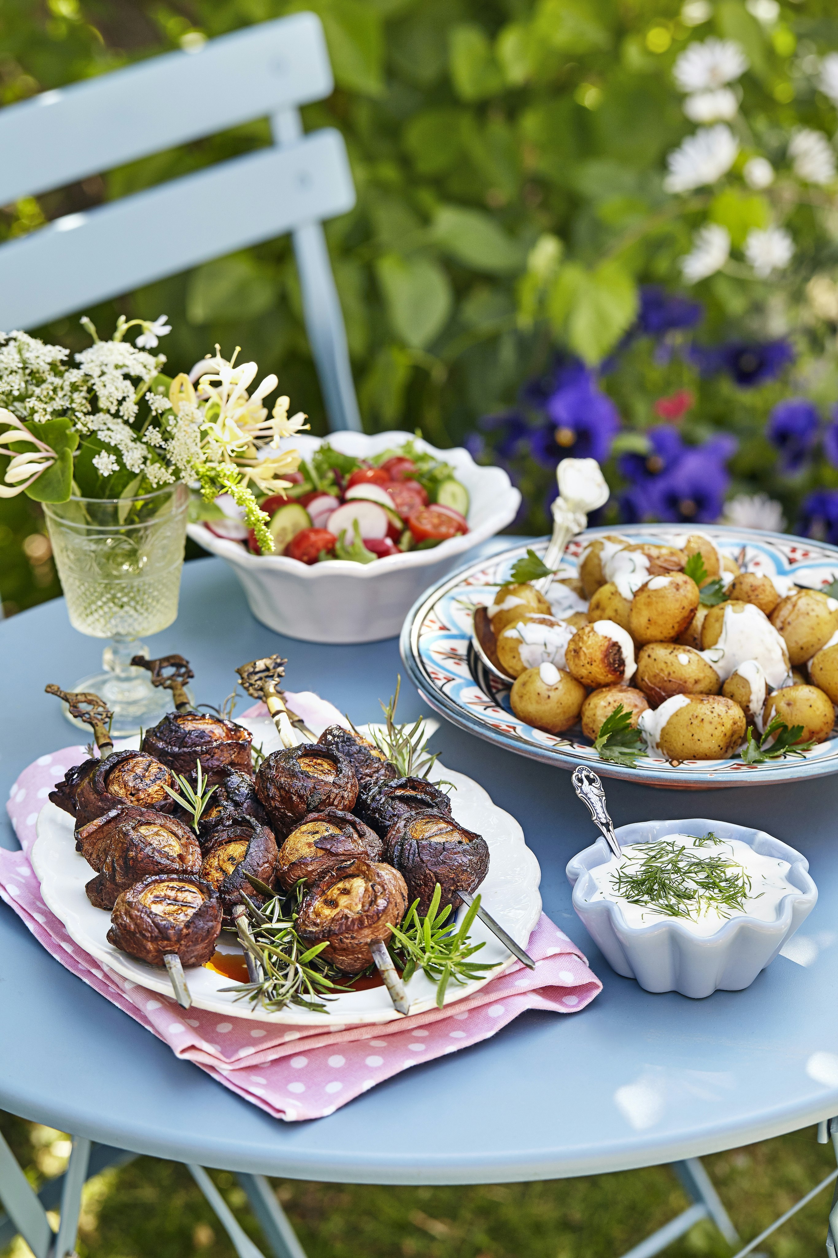 Lövbiffssnurror med färskpotatis och vitlökssås