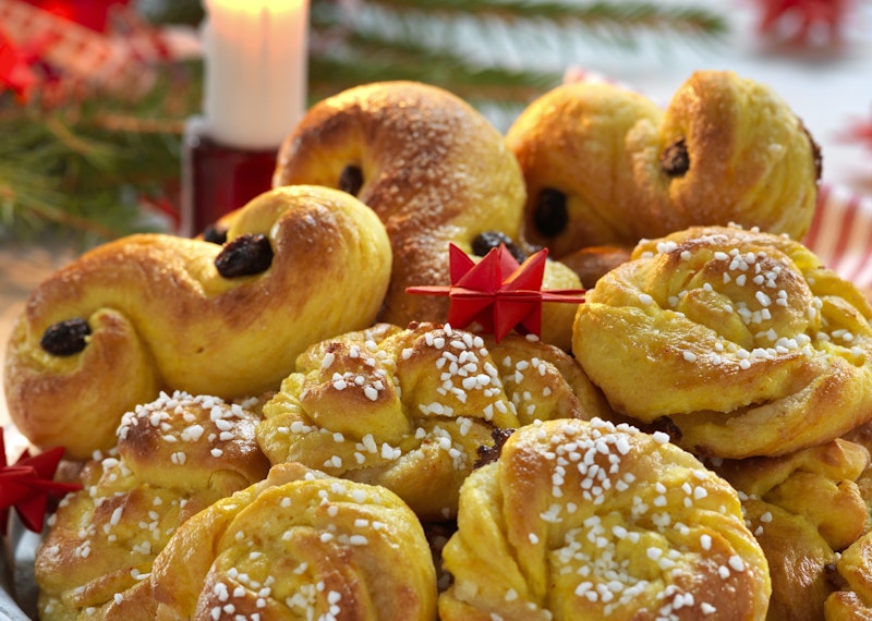 lussebullar med mandelmassefyllning lussebullar med mandelmassefyllning