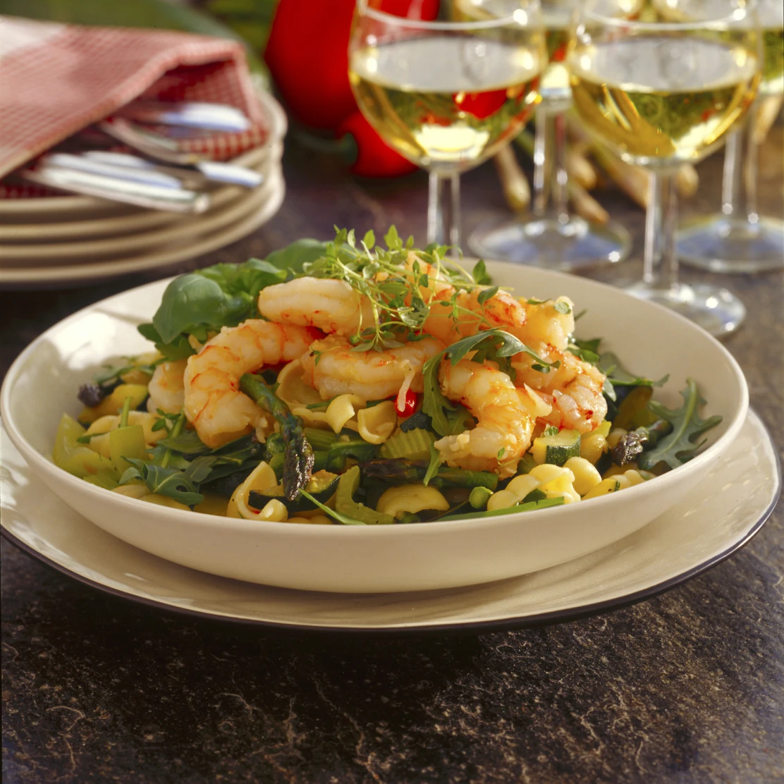 Pastasallad med räkor och parmesansås