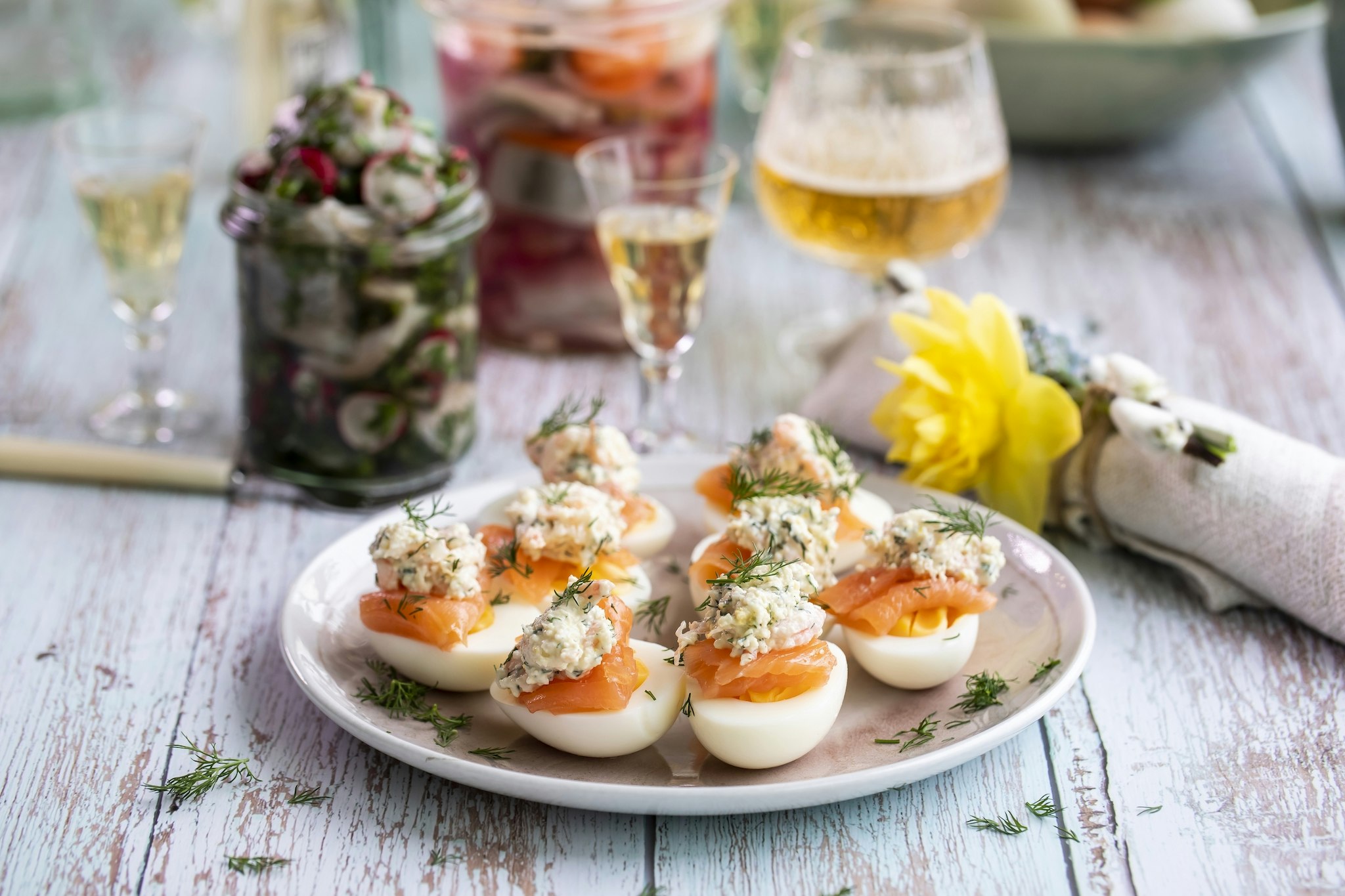 Ägghalvor med kallrökt lax och parmesan