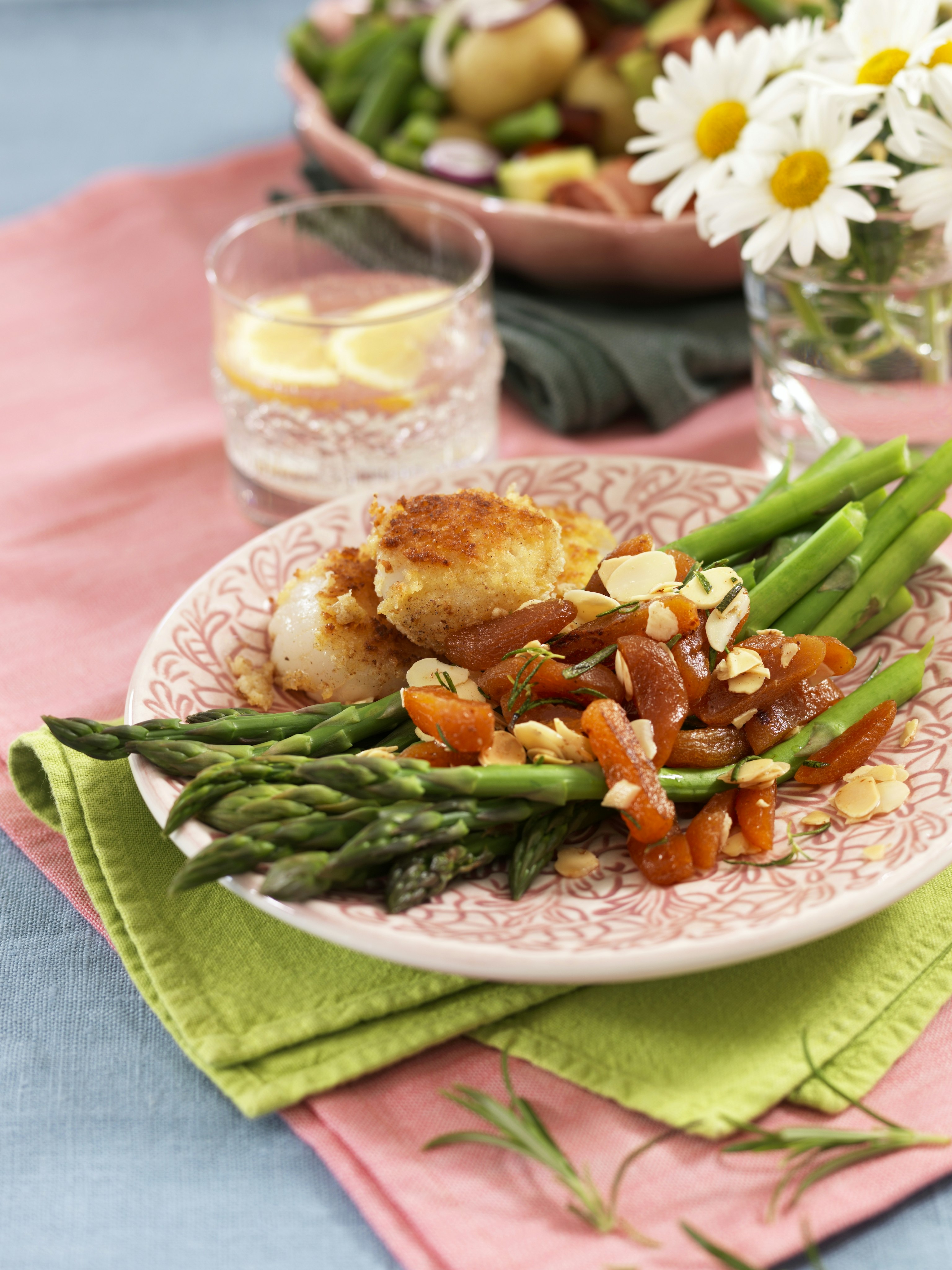 Pilgrimsmusslor med sparris och aprikos