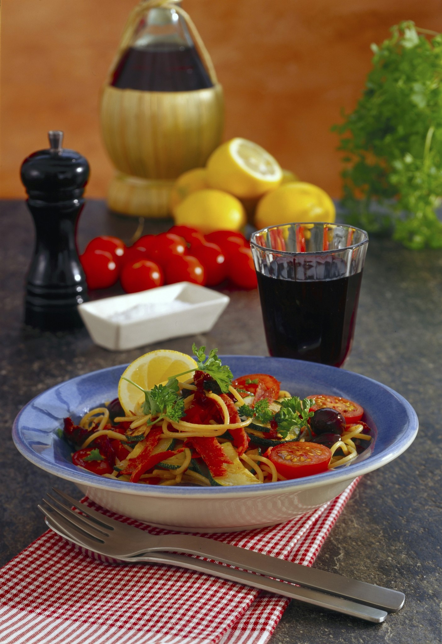 Italiensk pastasallad med salami och mozzarella