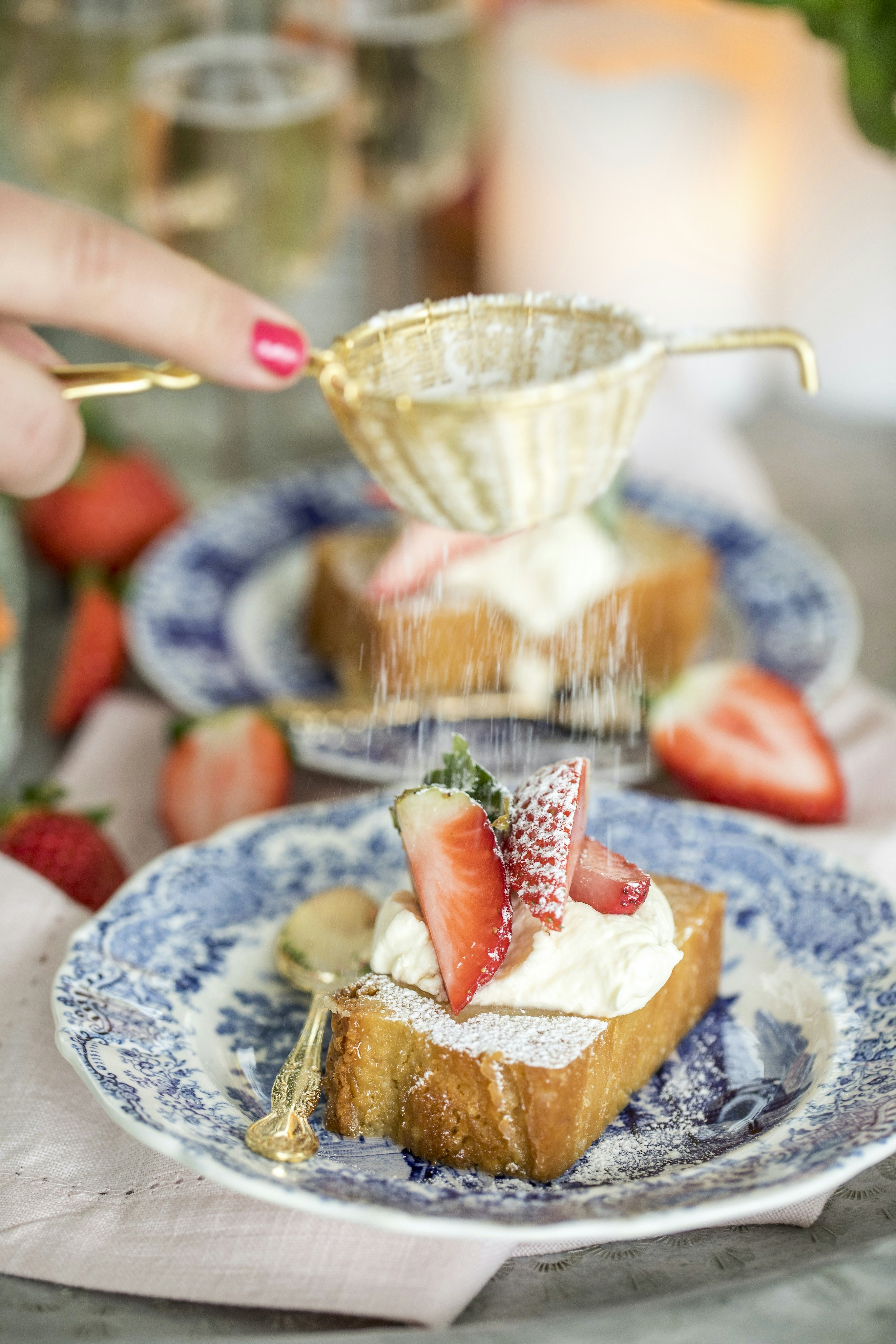 Mandelblondie med lime och jordgubbar