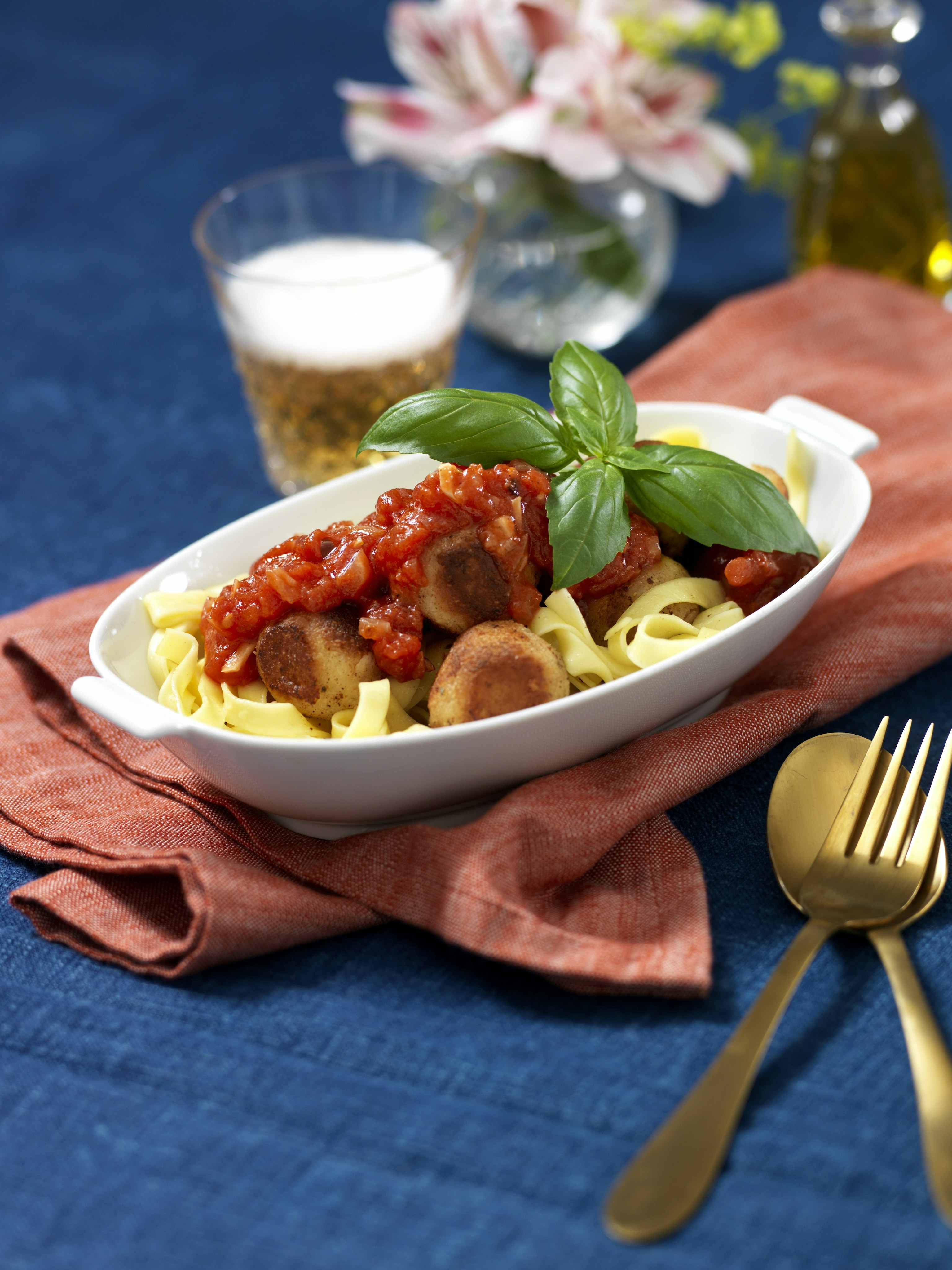 Mandelbullar med pasta och tomatsås