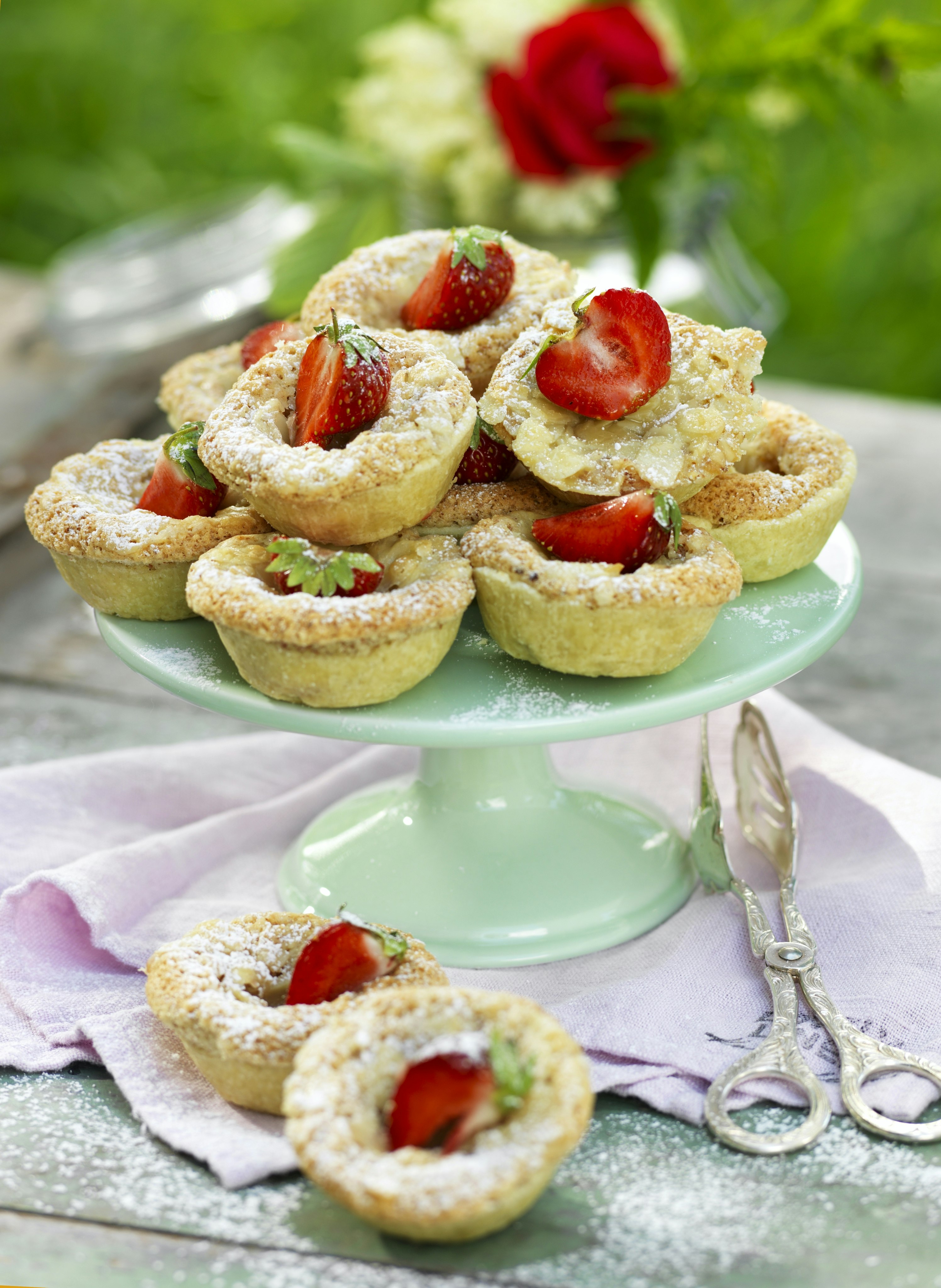 Mandelformar med jordgubbar och toscaglasyr