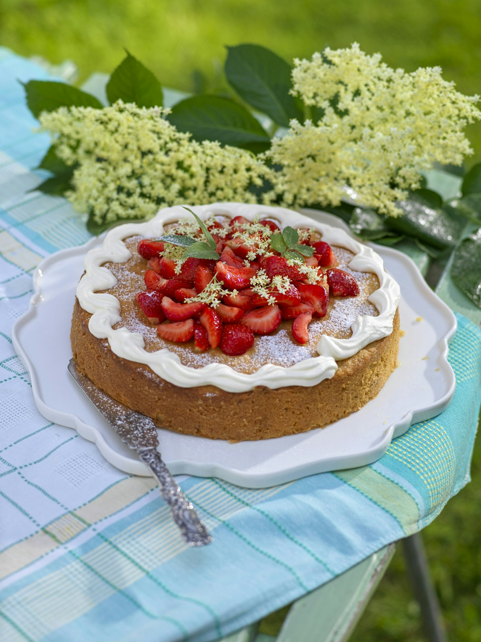 Mandelkaka med flädermarinerade jordgubbar