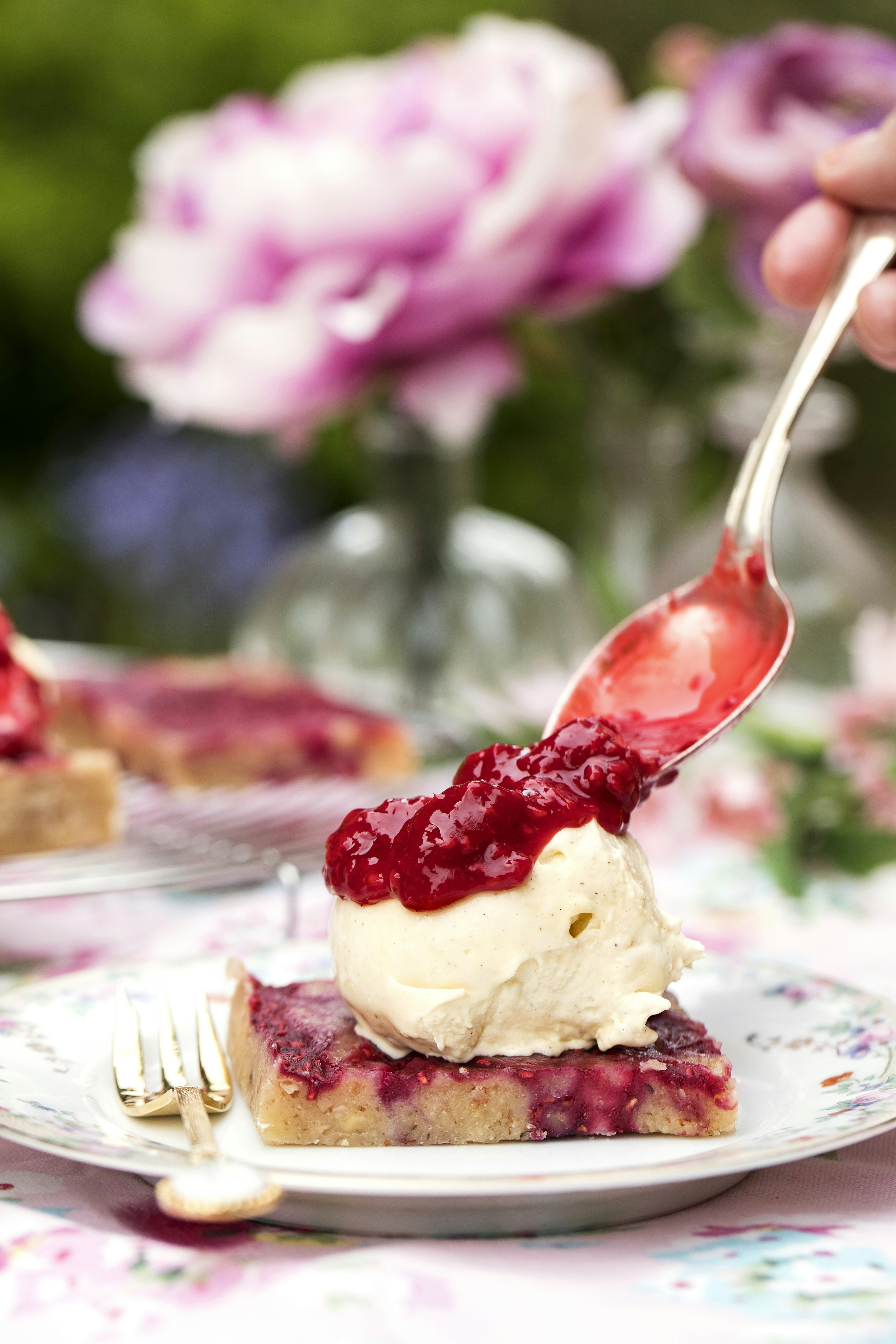 Mandelkladdkaka med hallonrippel