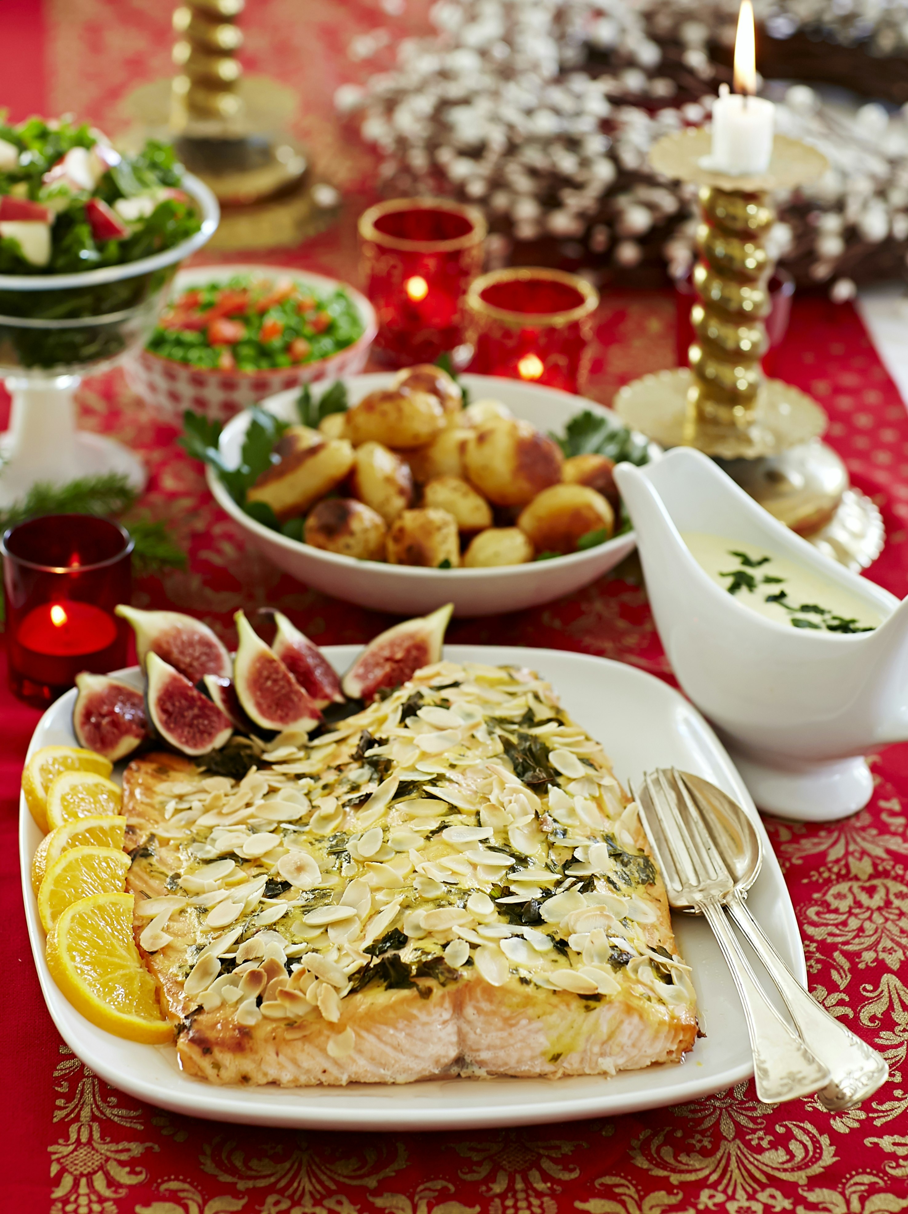 Mandellax med apelsinsås och vintersallad