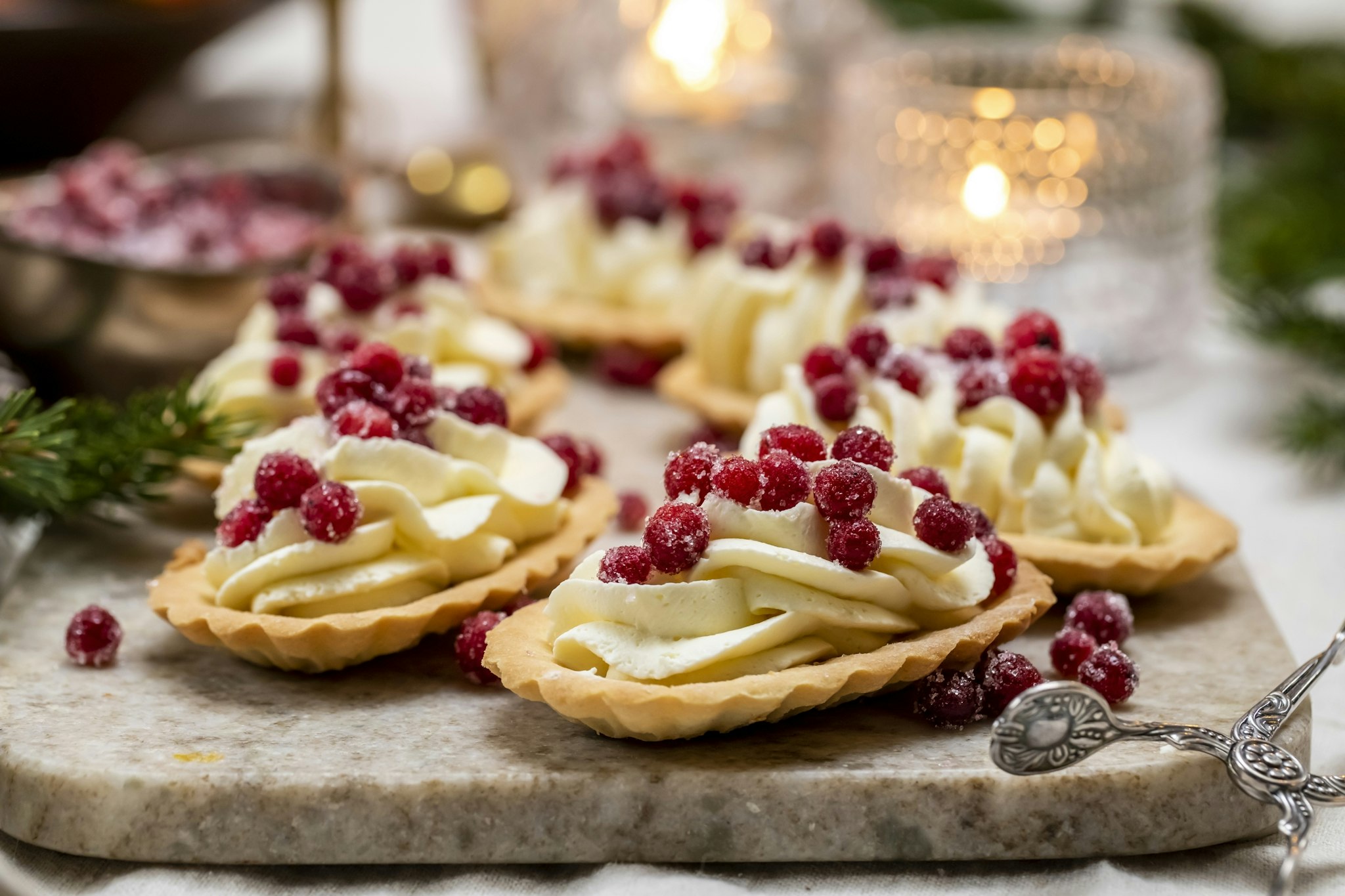 Mandelmusslor med vispad grädde och sockrade lingon