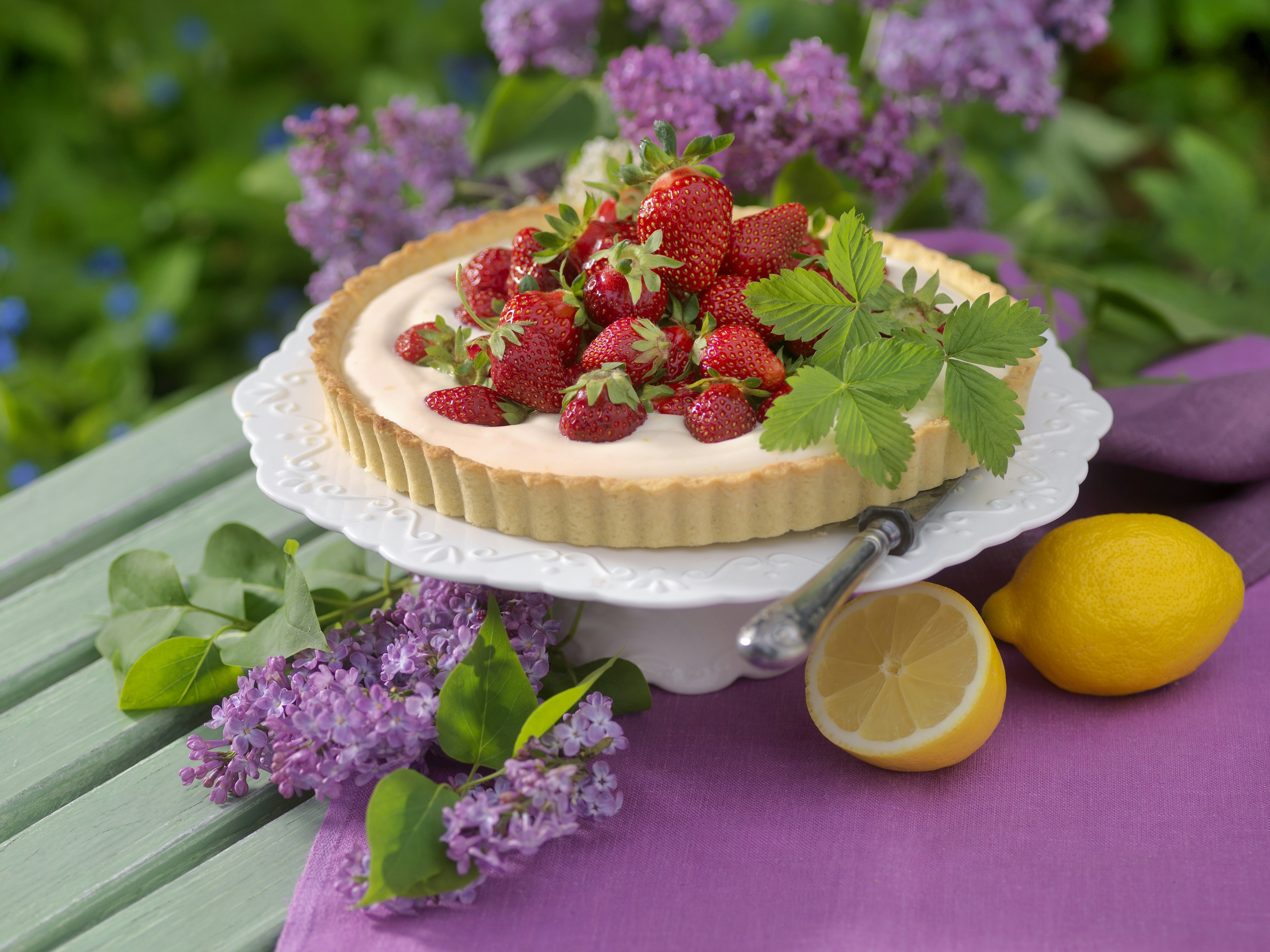 Mandelpaj med citronkräm och jordgubbar