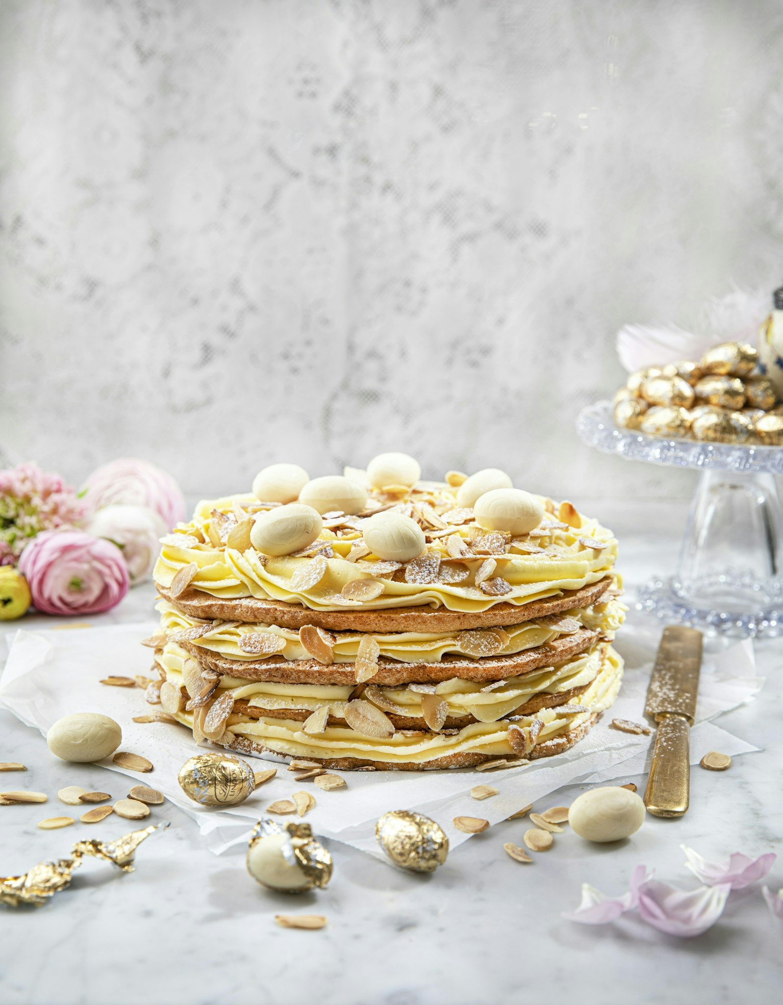 Mandeltårta med smörkräm och chokladägg