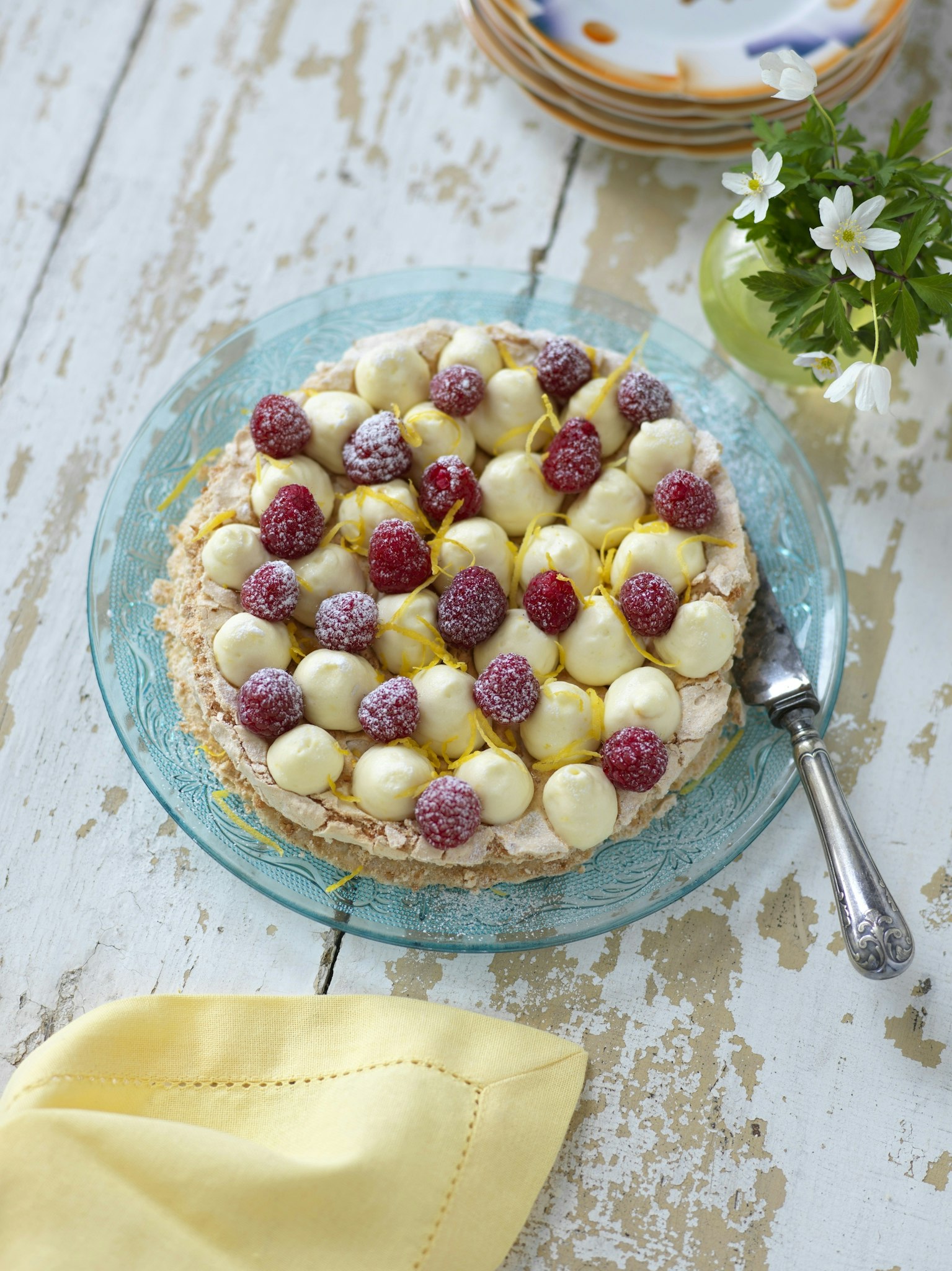 Mandeltårta med vit chokladkräm och citron