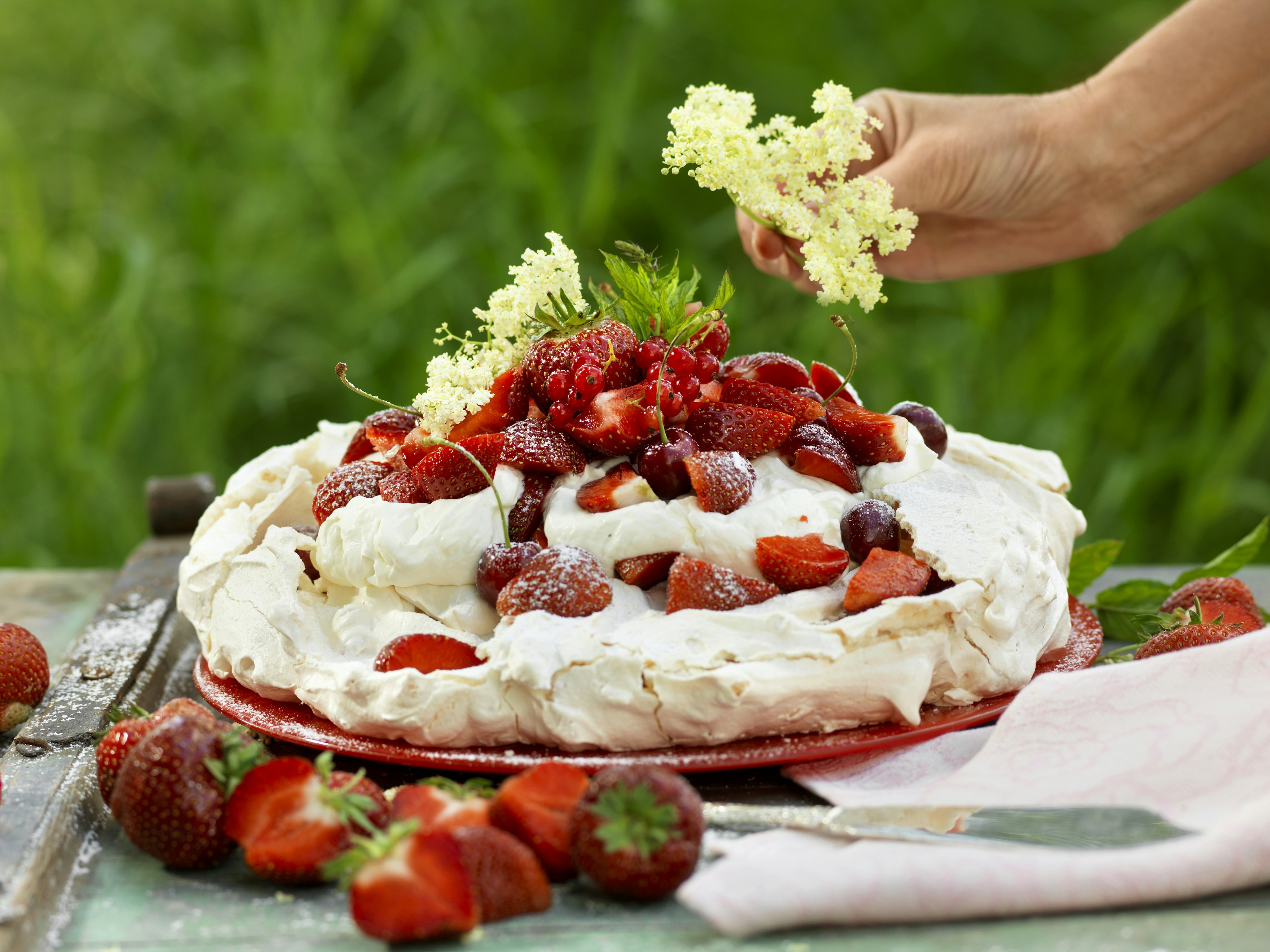 Marängtårta med rice krispies och jordgubbar