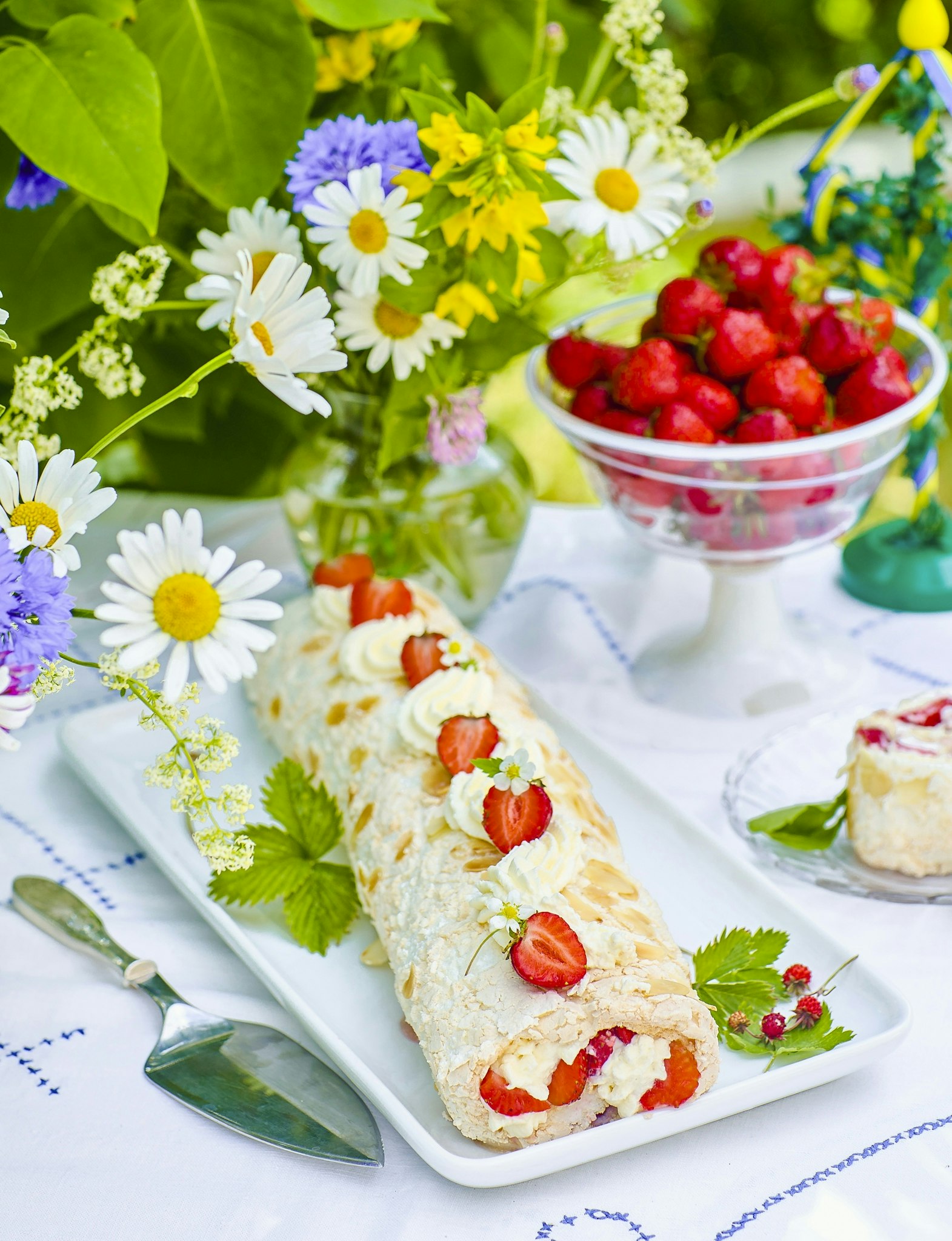 Marängrulltårta med jordgubbar och mascarpone