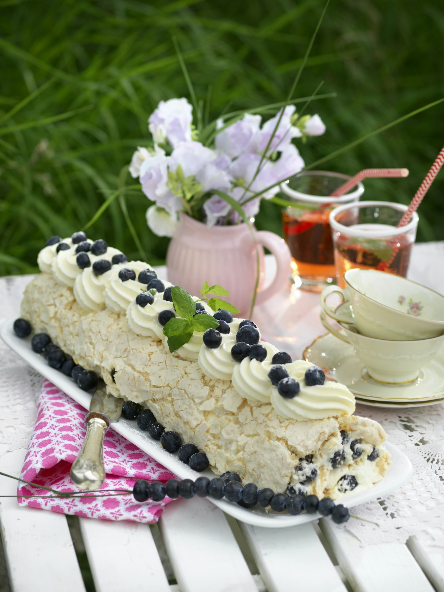 Marängrulltårta med kokos och blåbär