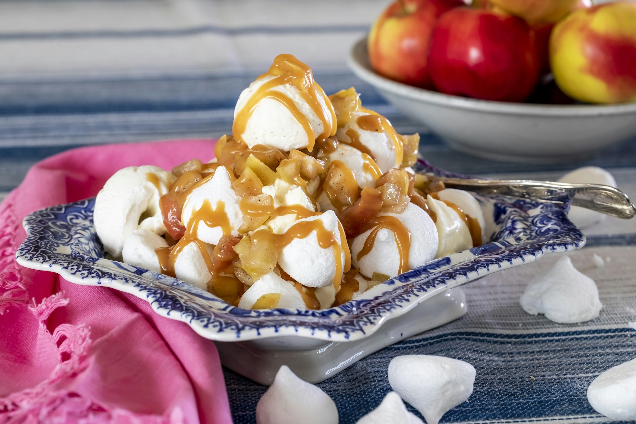 Marängsviss med äppelkompott och kolasås