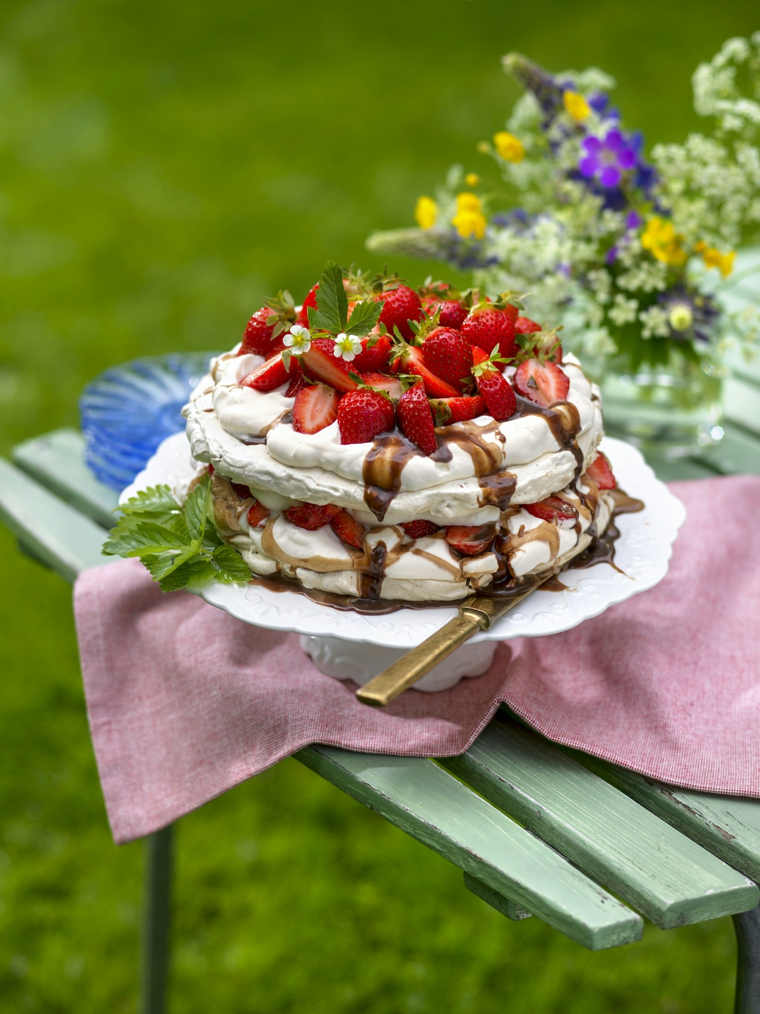 Marängtårta med jordgubbar och kolasås