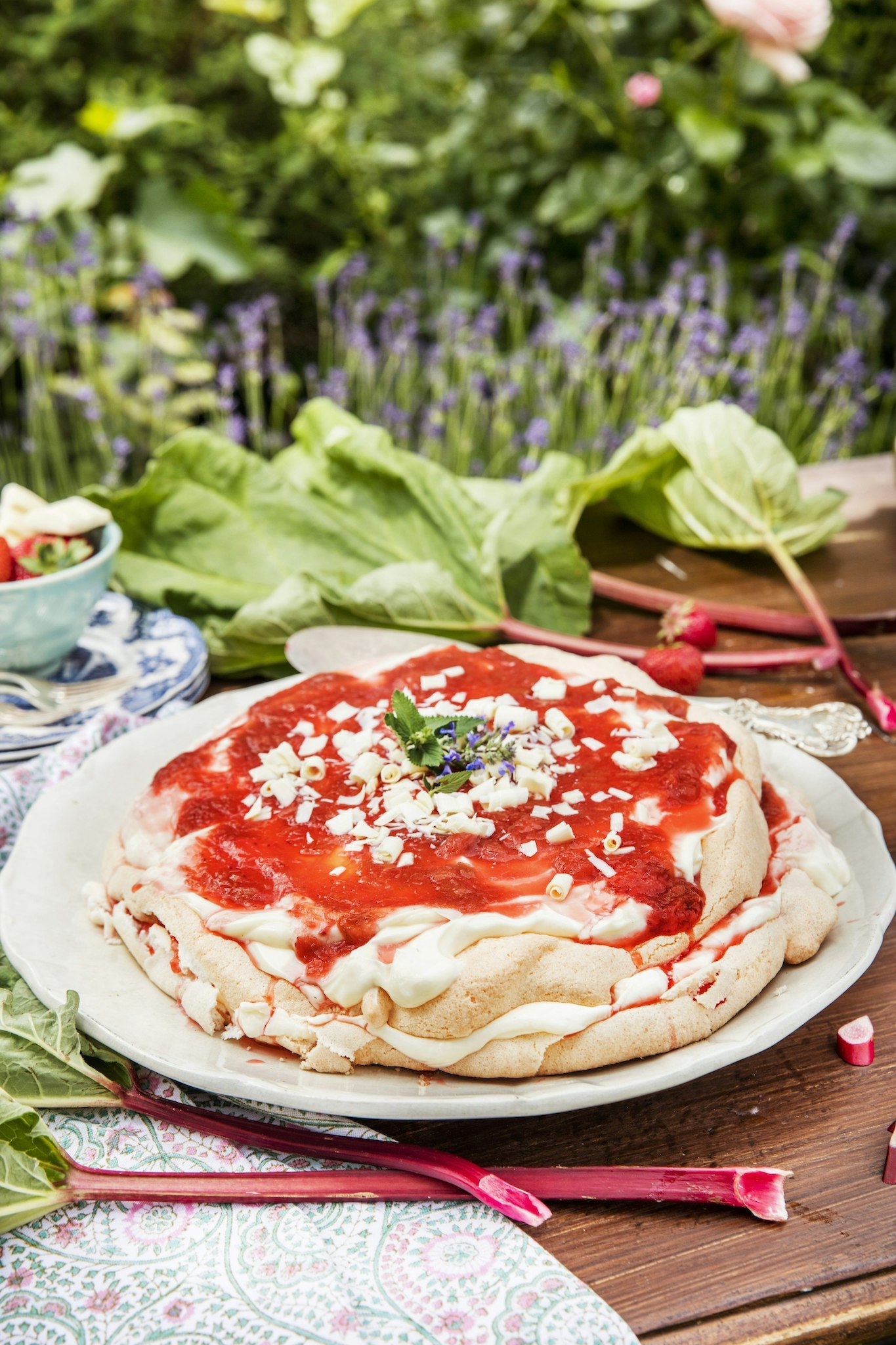 Marängtårta med kompott och vit chokladkräm