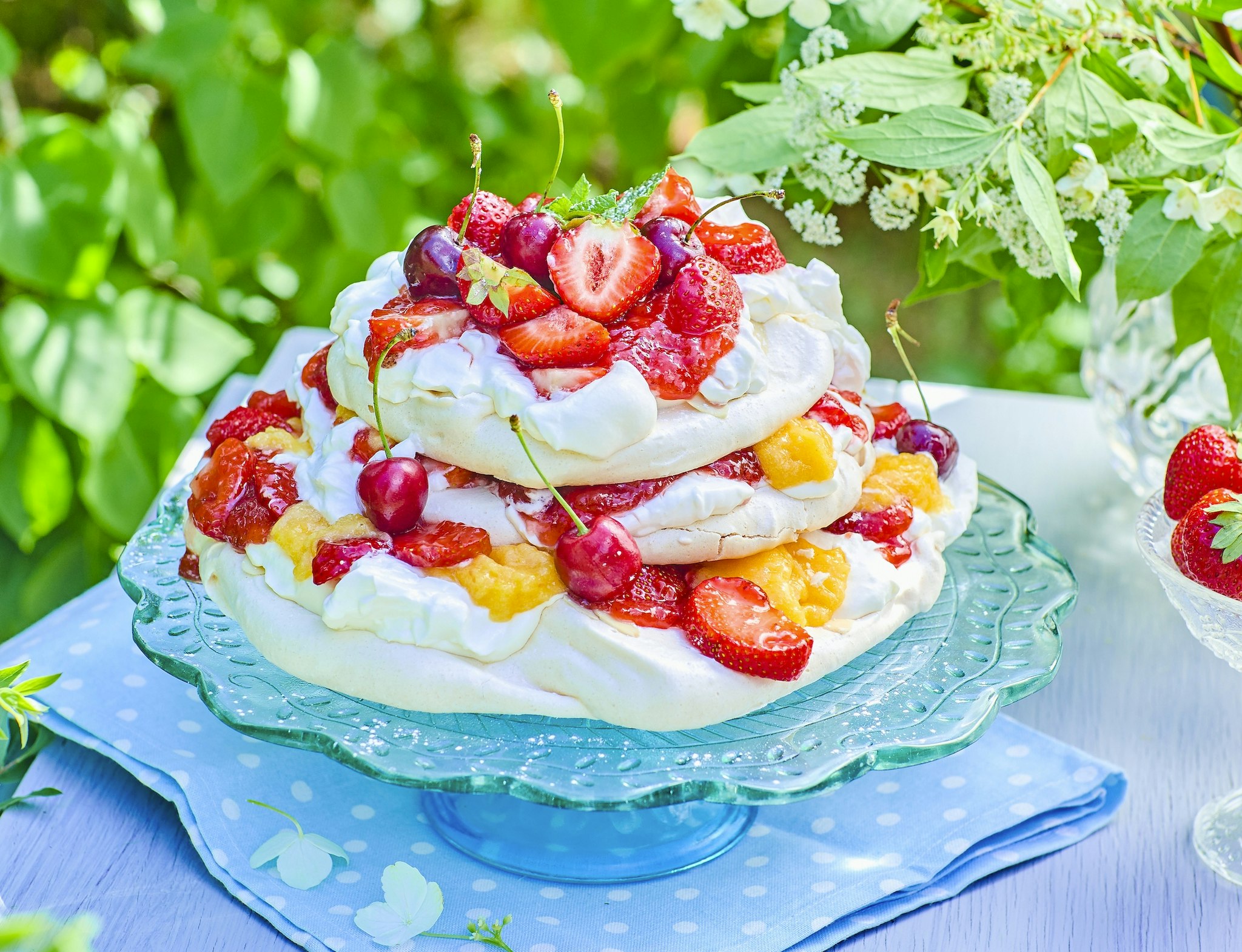 Marängtårta med yoghurt, citron och jordgubbar