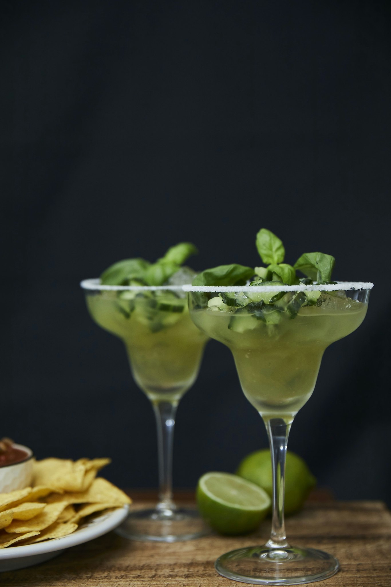 Margarita med basilika och gurka