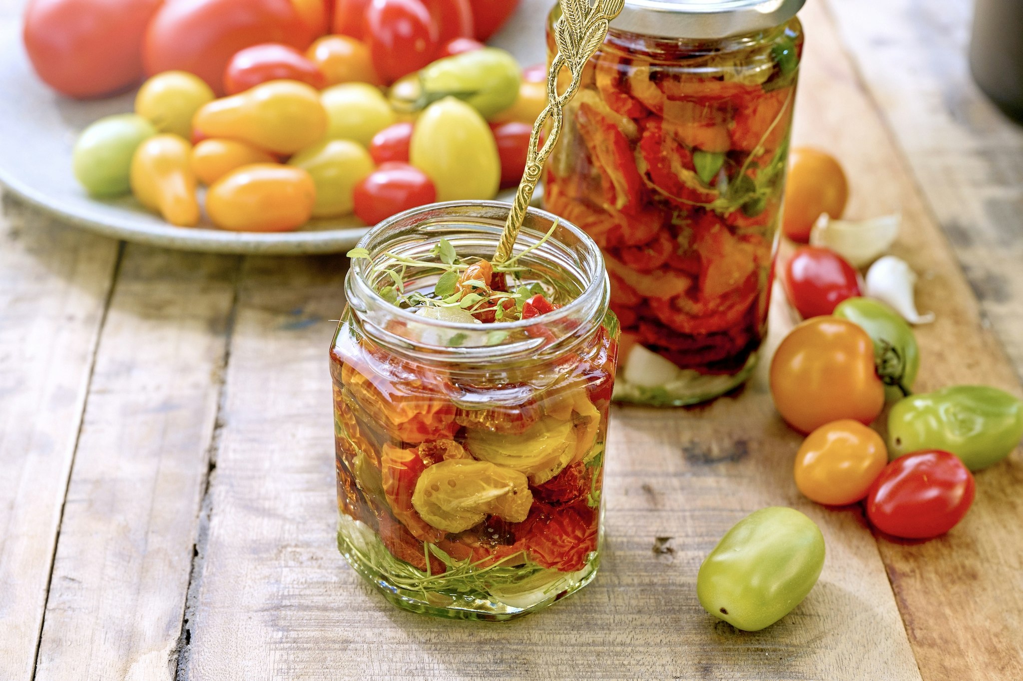 Marinerade tomater med örter och vitlök