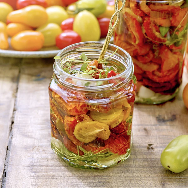 Marinerade tomater med örter och vitlök