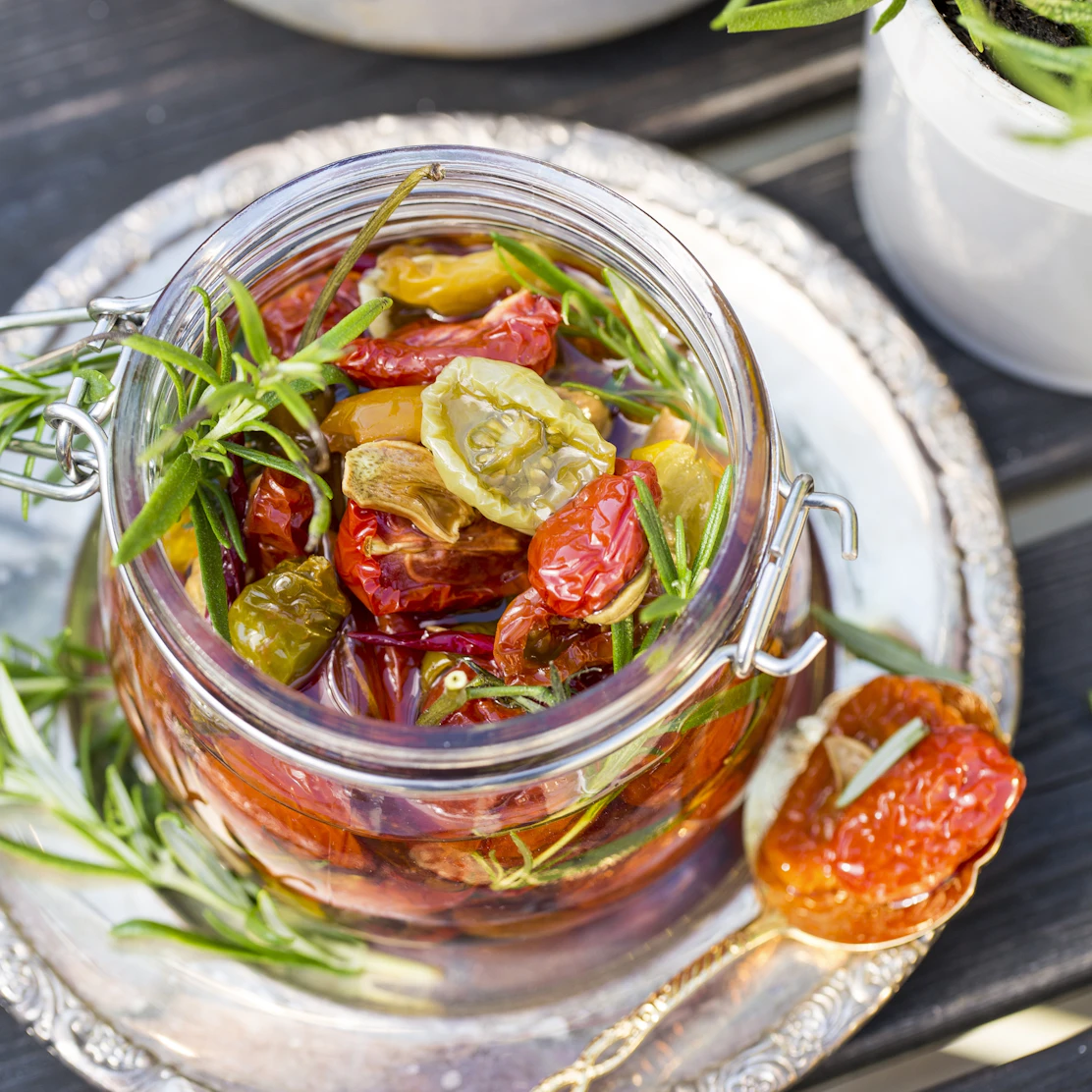 Marinerade tomater med örter och vitlök