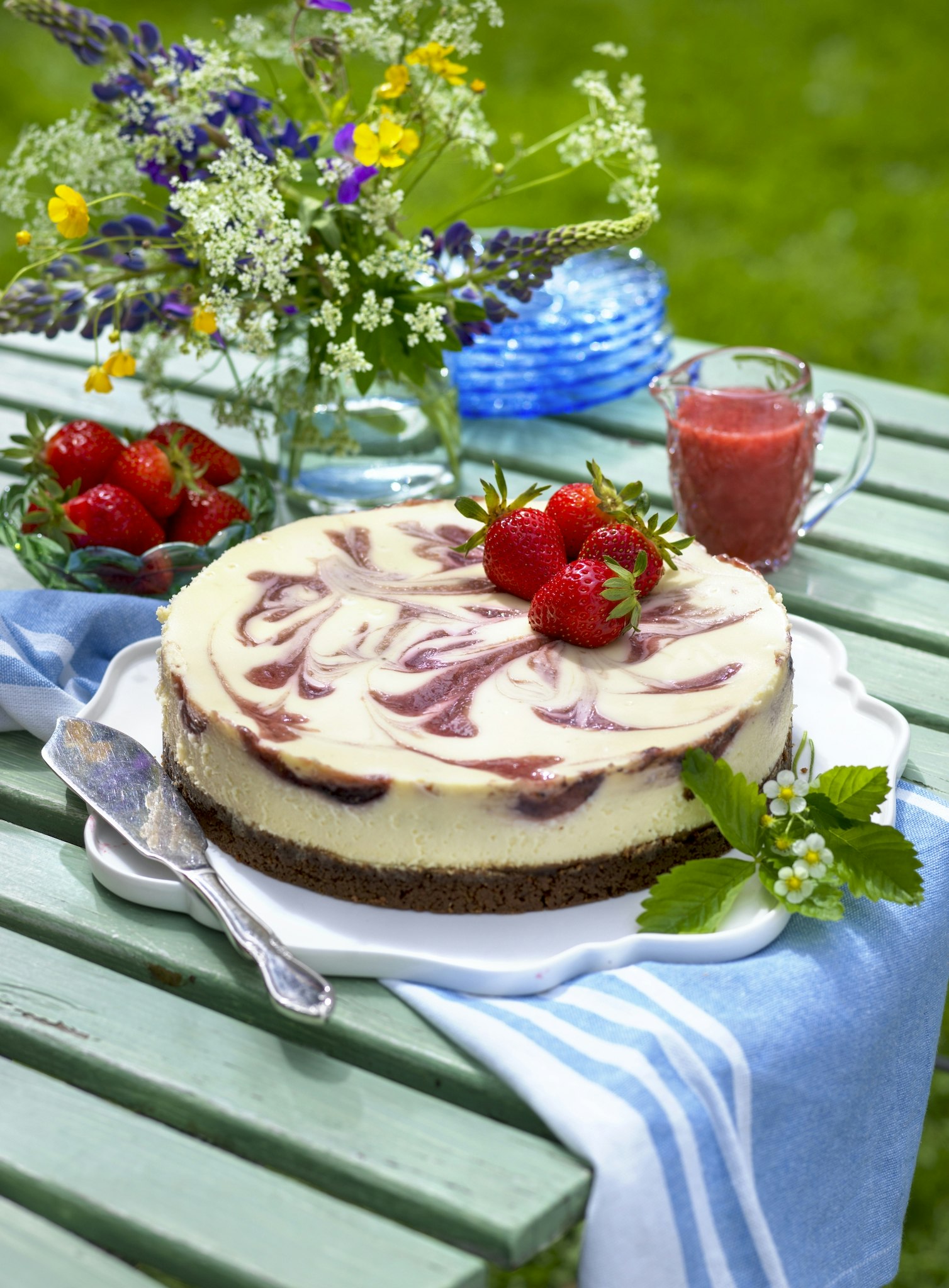 Marmorerad jordgubbscheesecake